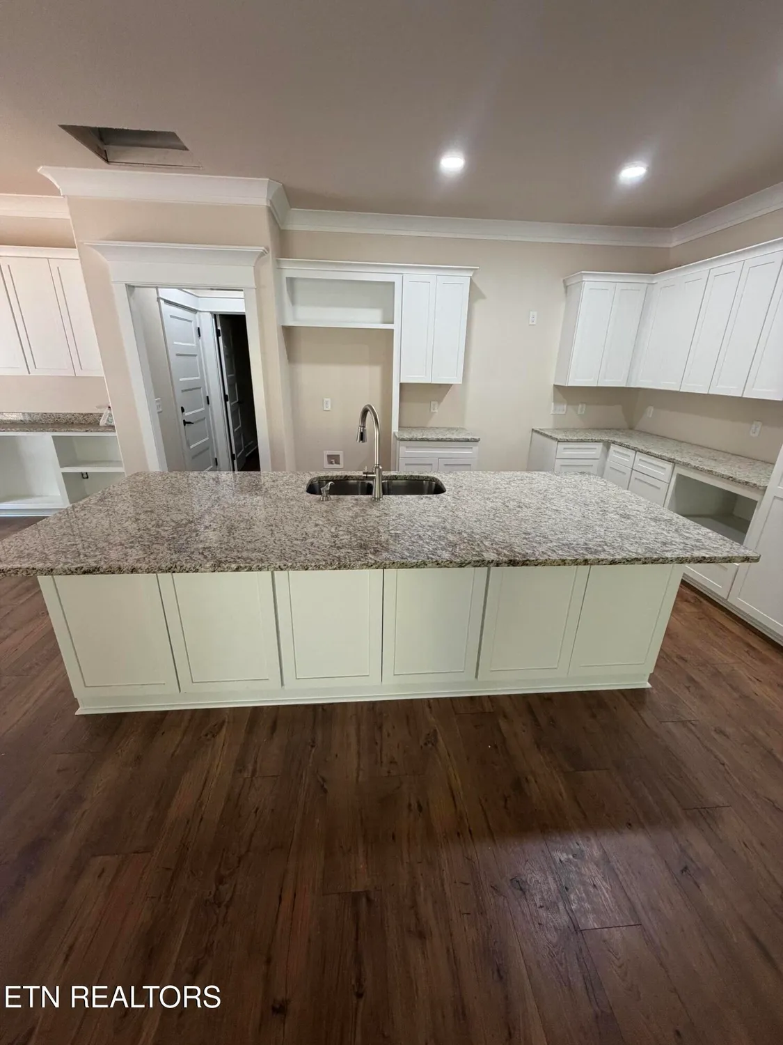 Property Slideshow image 11 of 24 | 414 beachwood dr, Crossville, TN, 38558