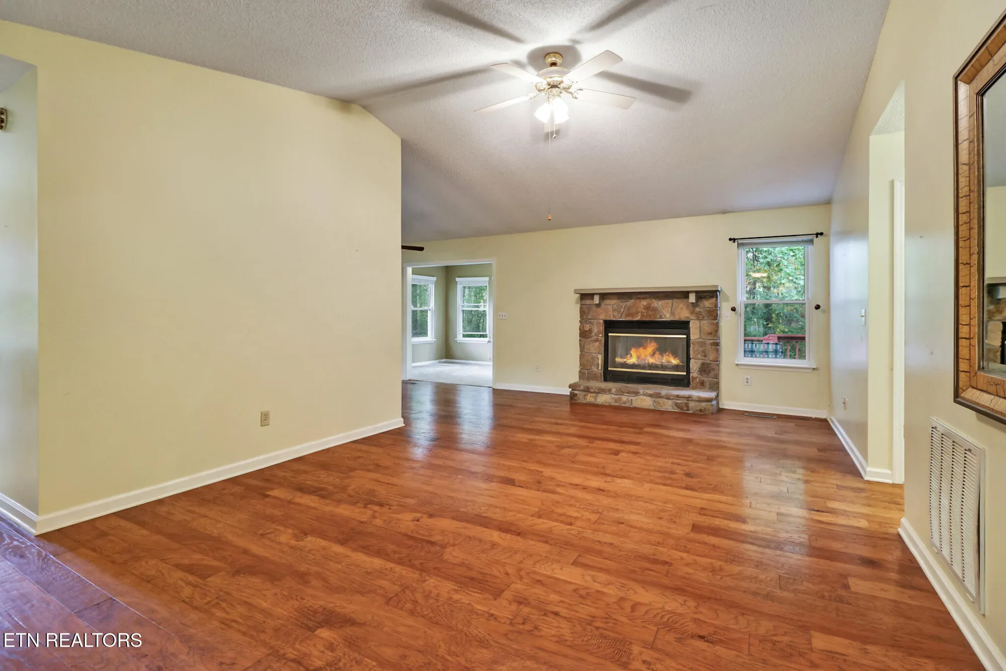 Property Slideshow image 3 of 31 | 132 cromwell ln, Crossville, TN, 38558