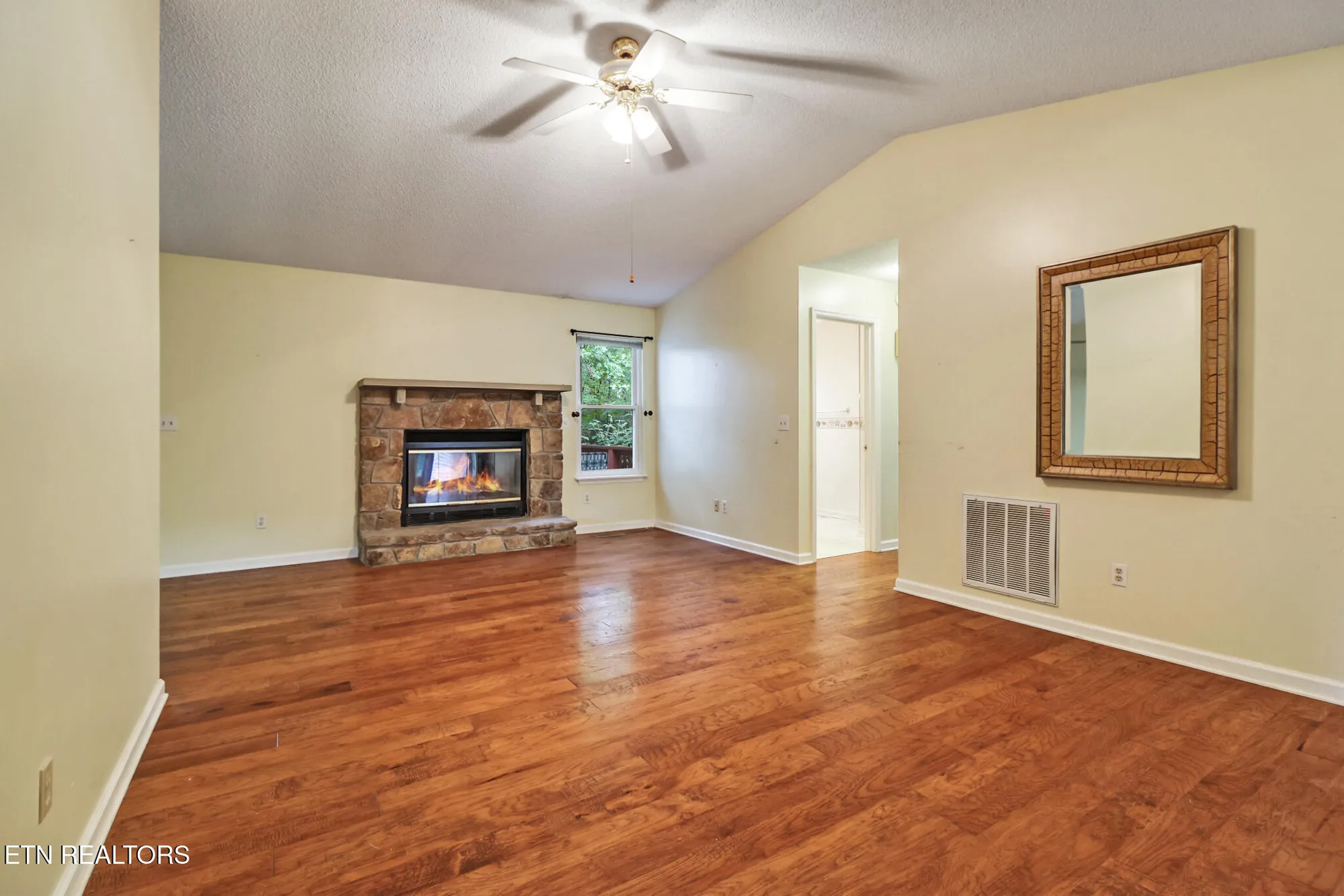 Property Slideshow image 4 of 31 | 132 cromwell ln, Crossville, TN, 38558