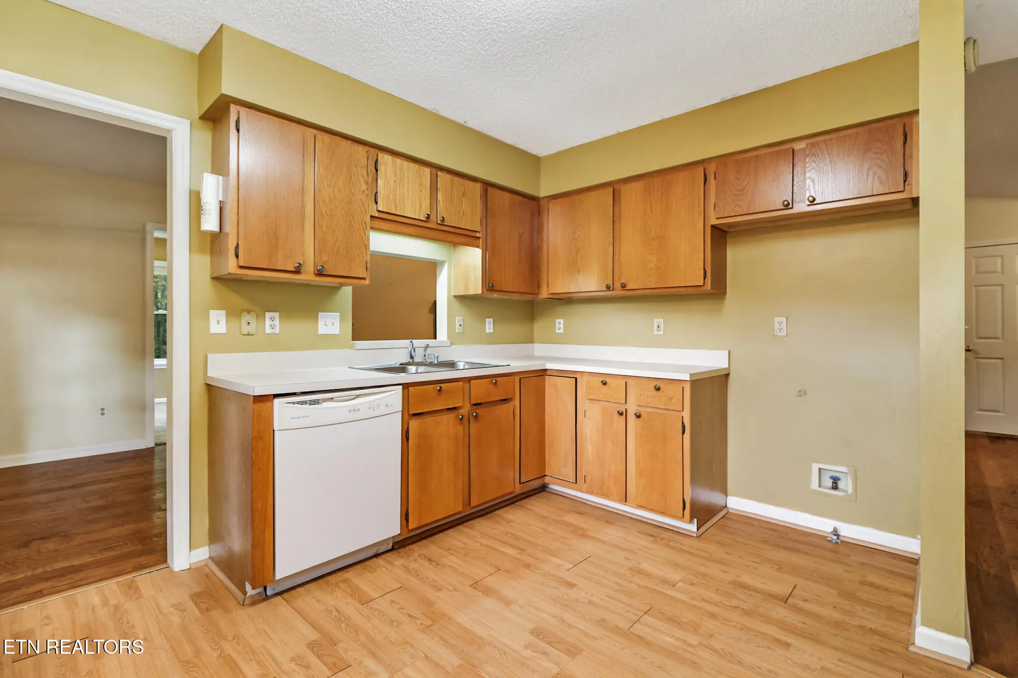 Property Slideshow image 10 of 31 | 132 cromwell ln, Crossville, TN, 38558