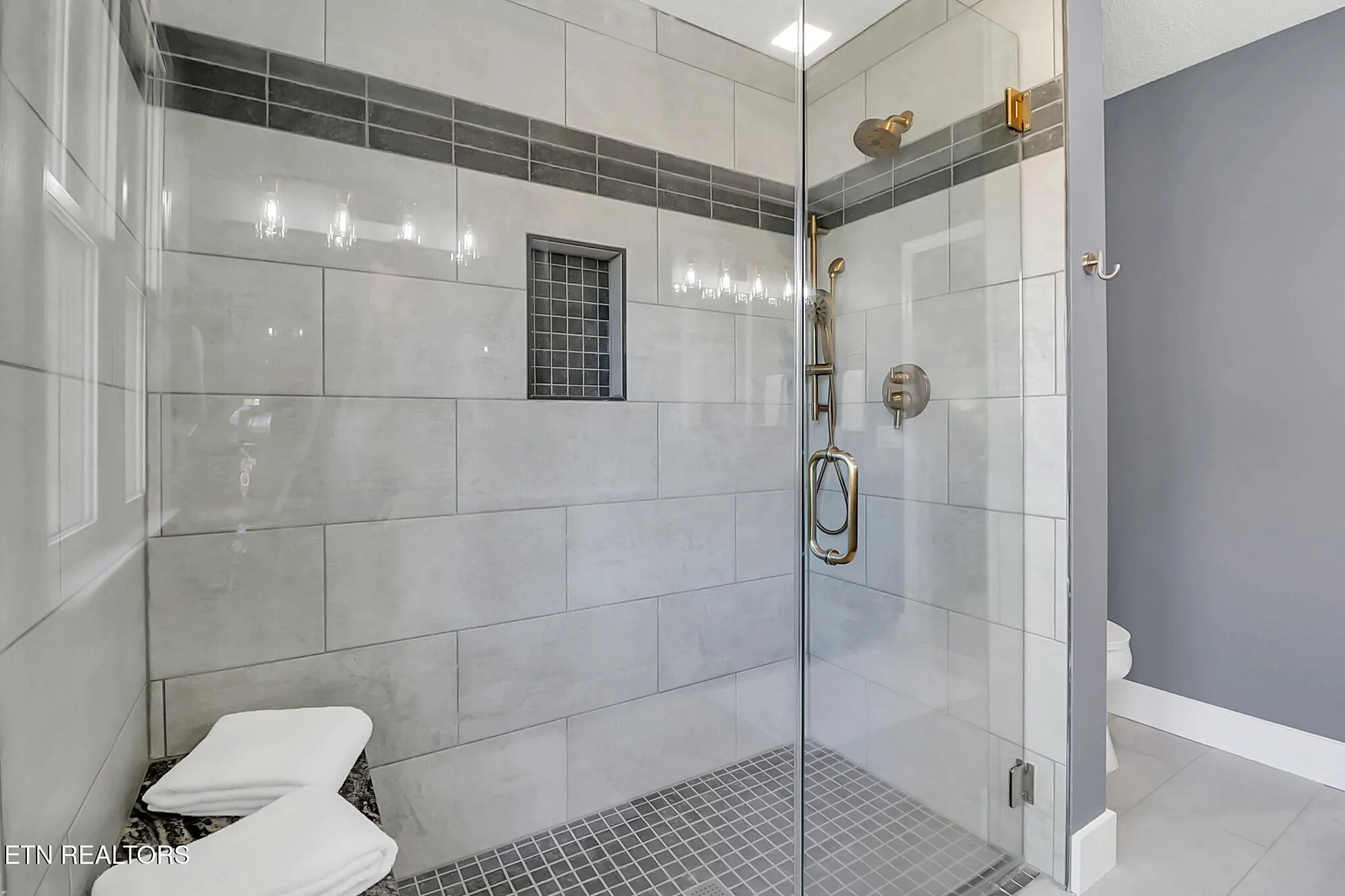 Property Slideshow image 16 of 46 | 123 lakeview dr, Crossville, TN, 38558