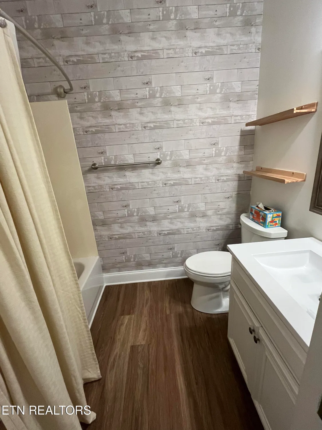 Property Slideshow image 9 of 17 | 565 rarity bay pkwy apt 103a, Vonore, TN, 37885