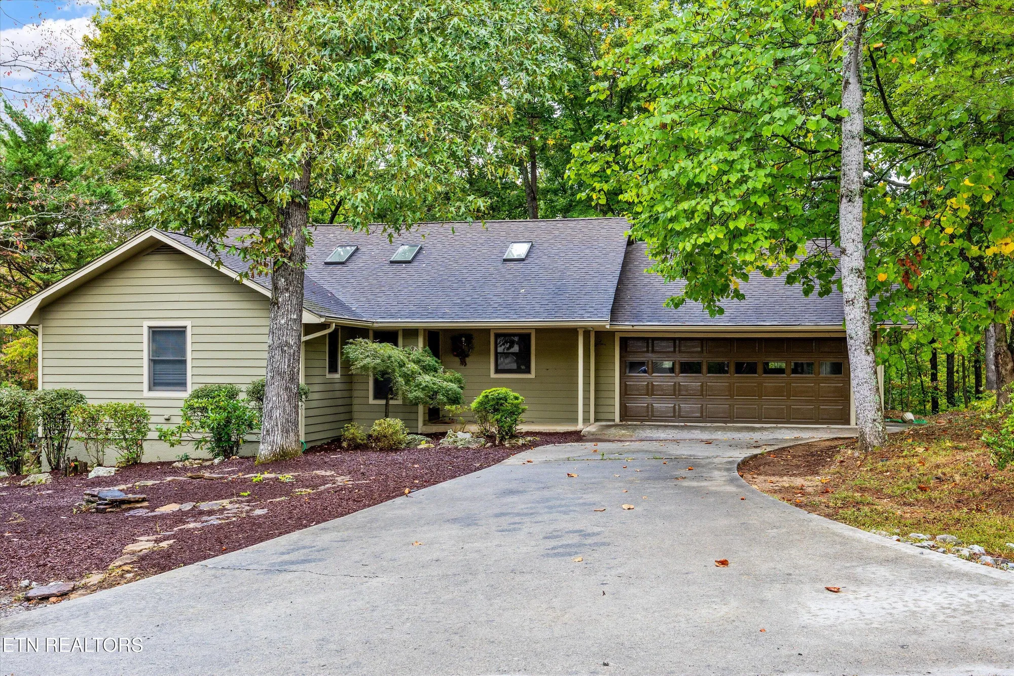 Property Slideshow image 2 of 29 | 137 kawatuska way, Loudon, TN, 37774