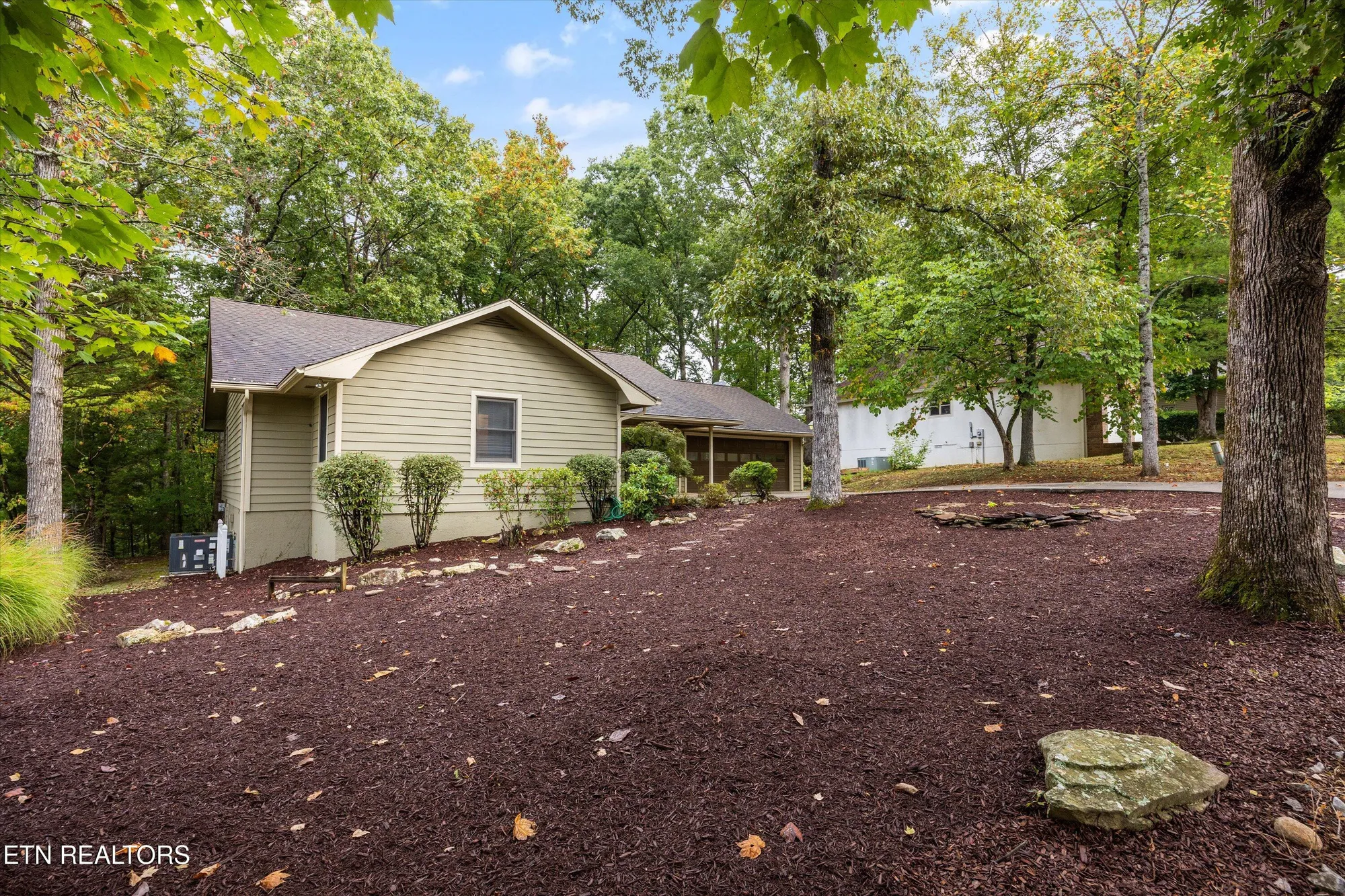 Property Slideshow image 5 of 29 | 137 kawatuska way, Loudon, TN, 37774