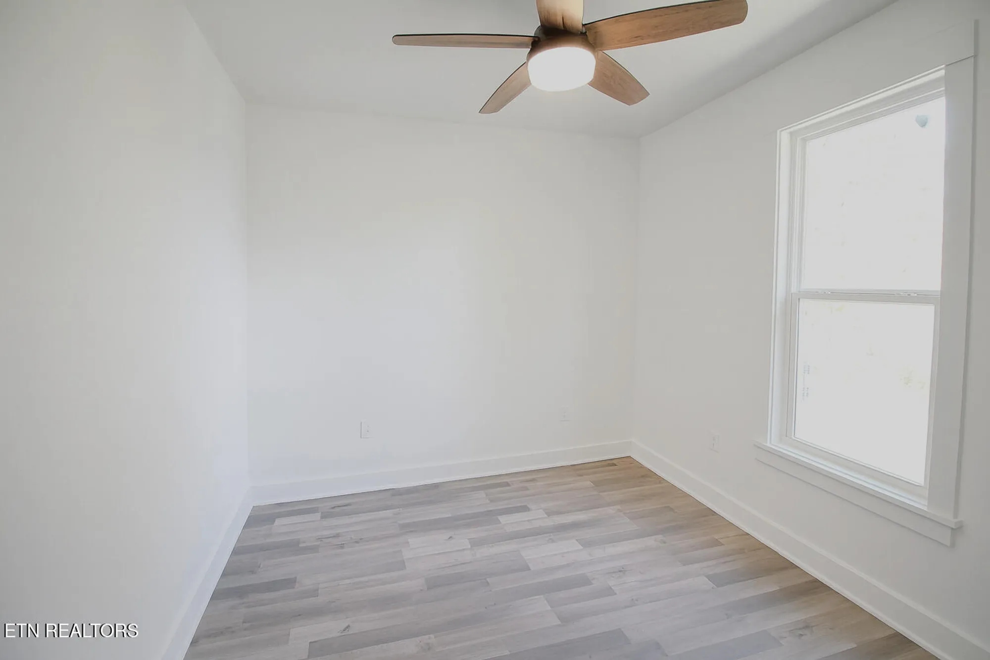 Property Slideshow image 10 of 23 | 305 kawga trce, Loudon, TN, 37774