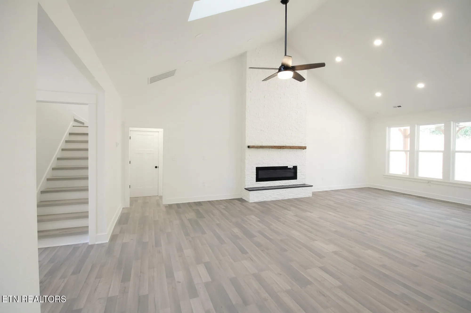 Property Slideshow image 4 of 23 | 305 kawga trce, Loudon, TN, 37774