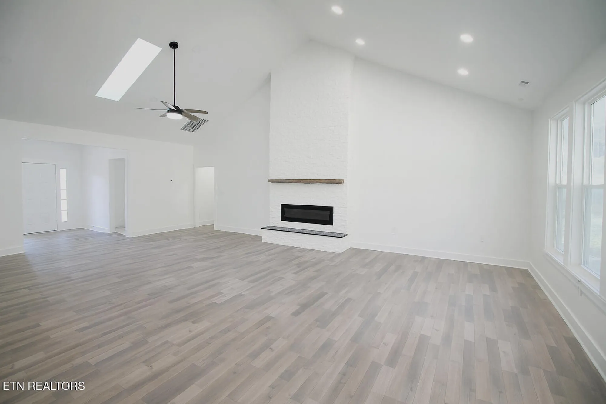 Property Slideshow image 5 of 23 | 305 kawga trce, Loudon, TN, 37774