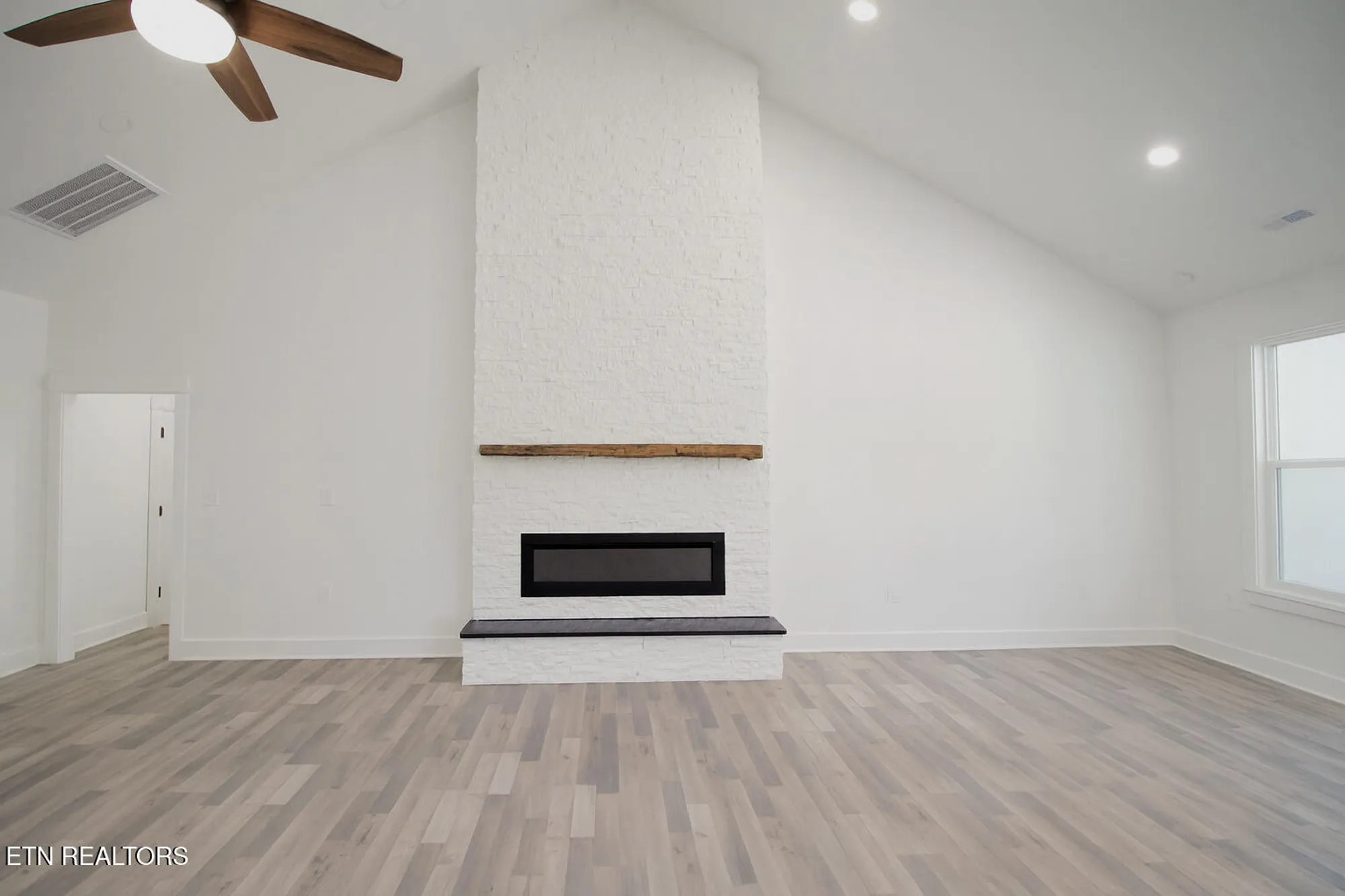 Property Slideshow image 7 of 23 | 305 kawga trce, Loudon, TN, 37774