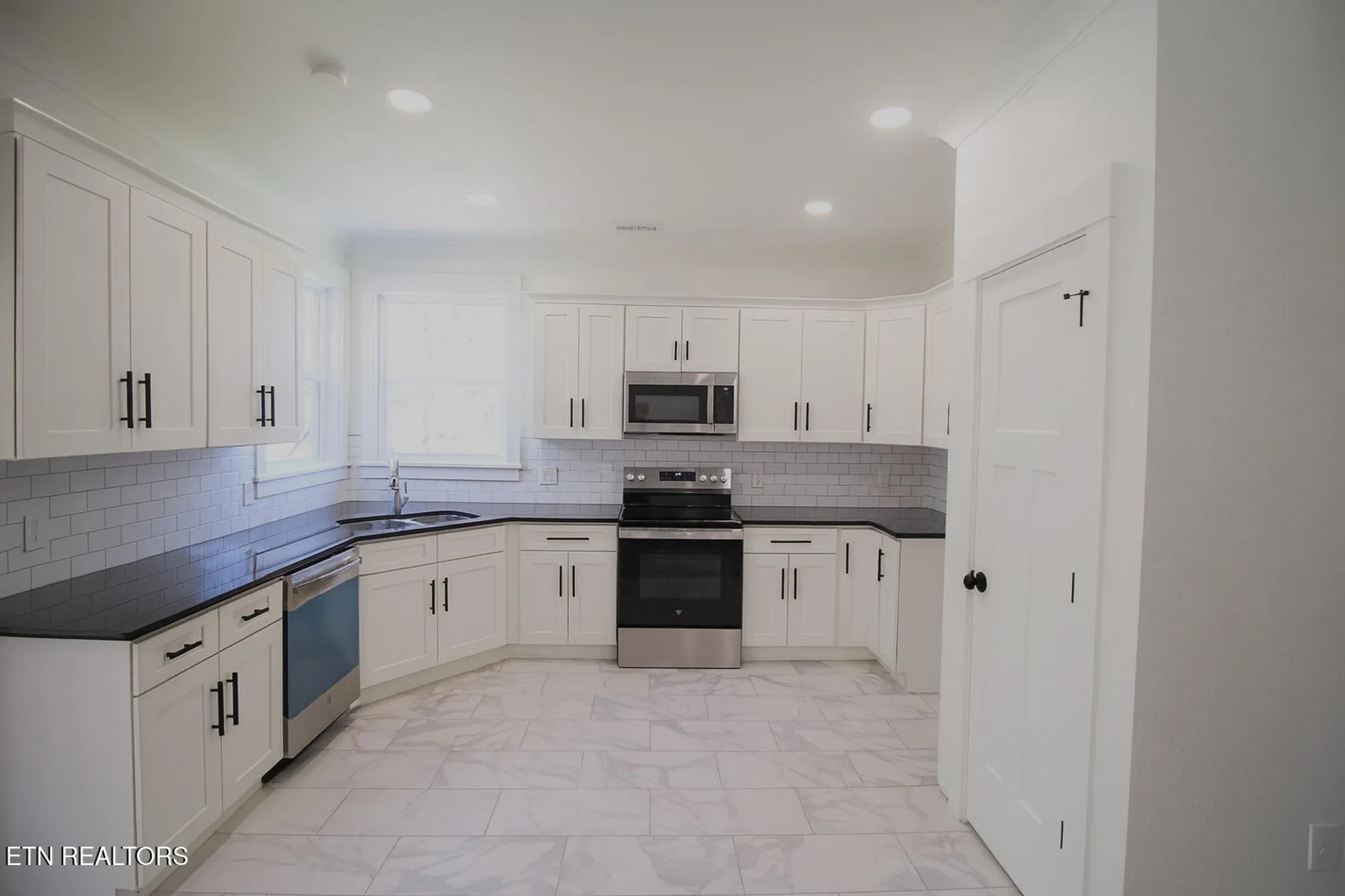 Property Slideshow image 8 of 23 | 305 kawga trce, Loudon, TN, 37774