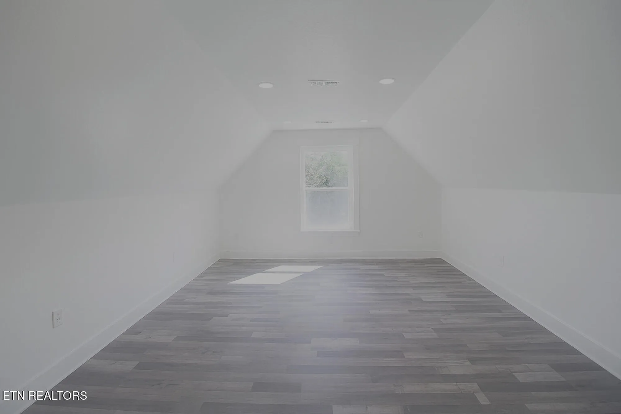 Property Slideshow image 13 of 23 | 305 kawga trce, Loudon, TN, 37774