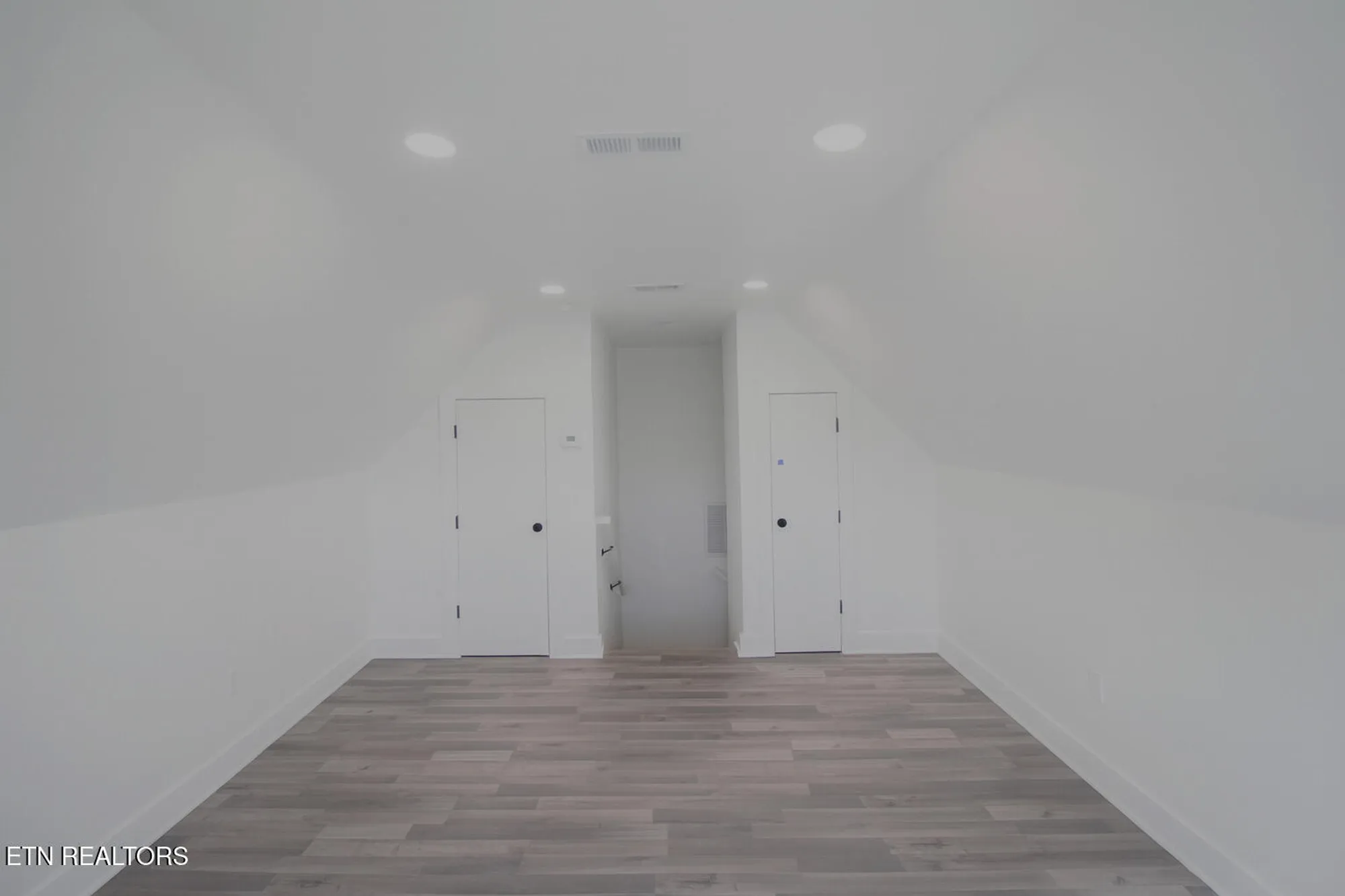 Property Slideshow image 14 of 23 | 305 kawga trce, Loudon, TN, 37774