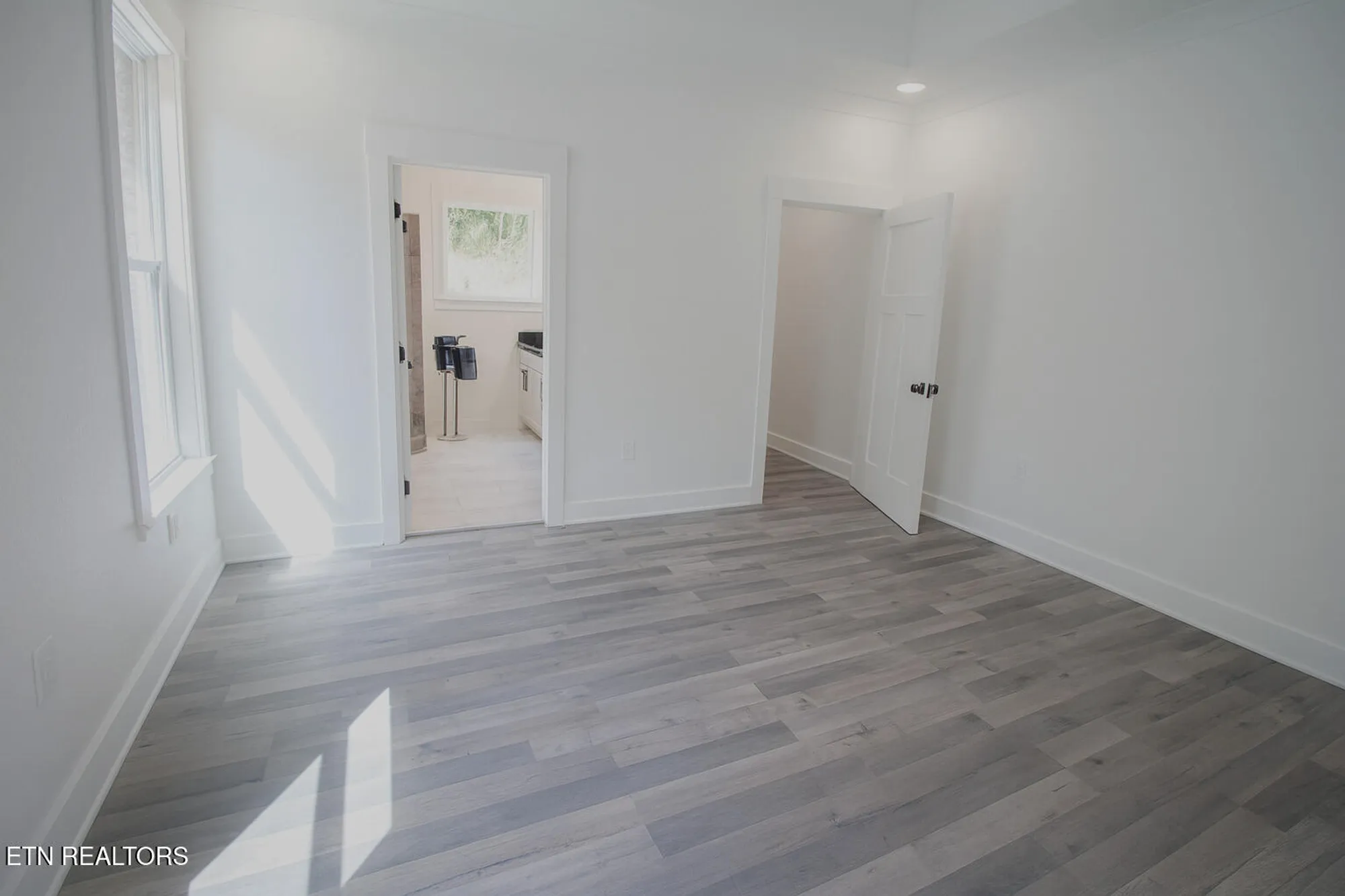 Property Slideshow image 15 of 23 | 305 kawga trce, Loudon, TN, 37774