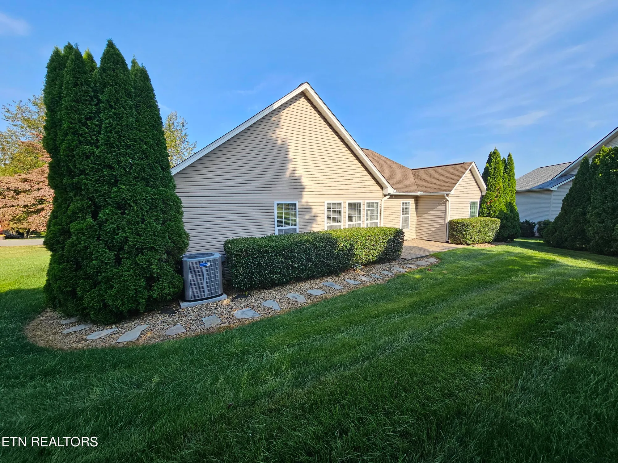 Property Slideshow image 2 of 19 | 208 kiowa pt, Loudon, TN, 37774