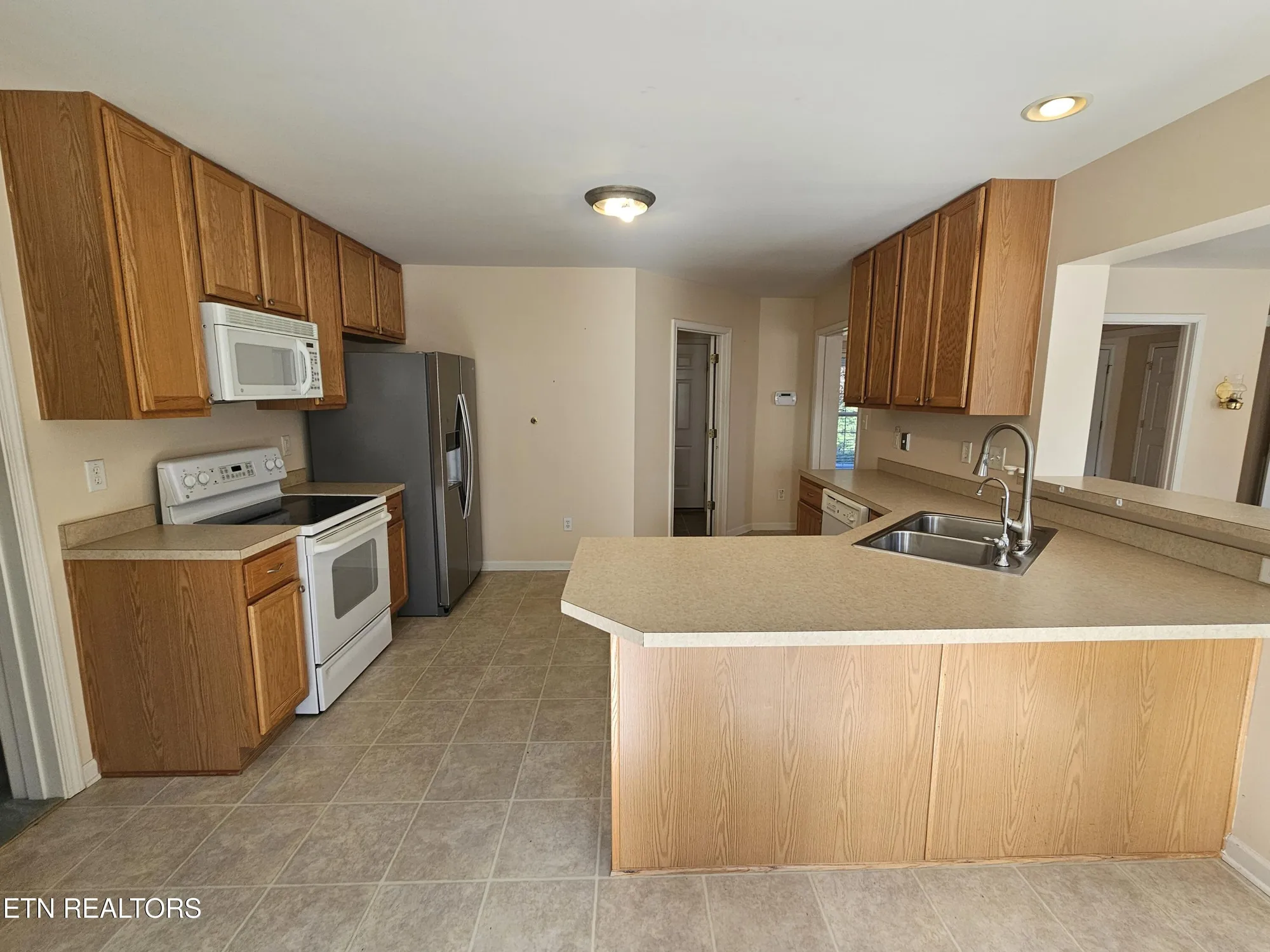 Property Slideshow image 5 of 19 | 208 kiowa pt, Loudon, TN, 37774