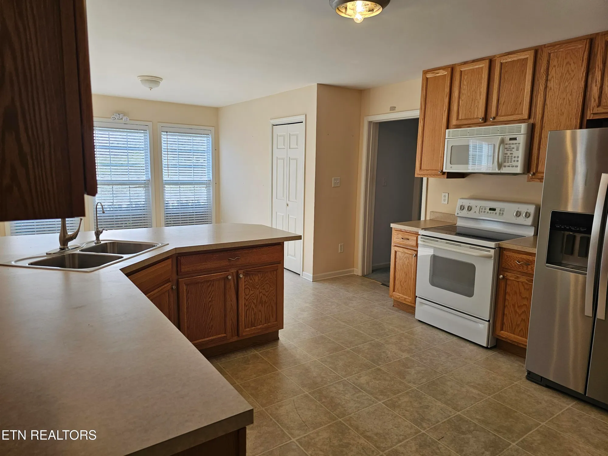 Property Slideshow image 7 of 19 | 208 kiowa pt, Loudon, TN, 37774