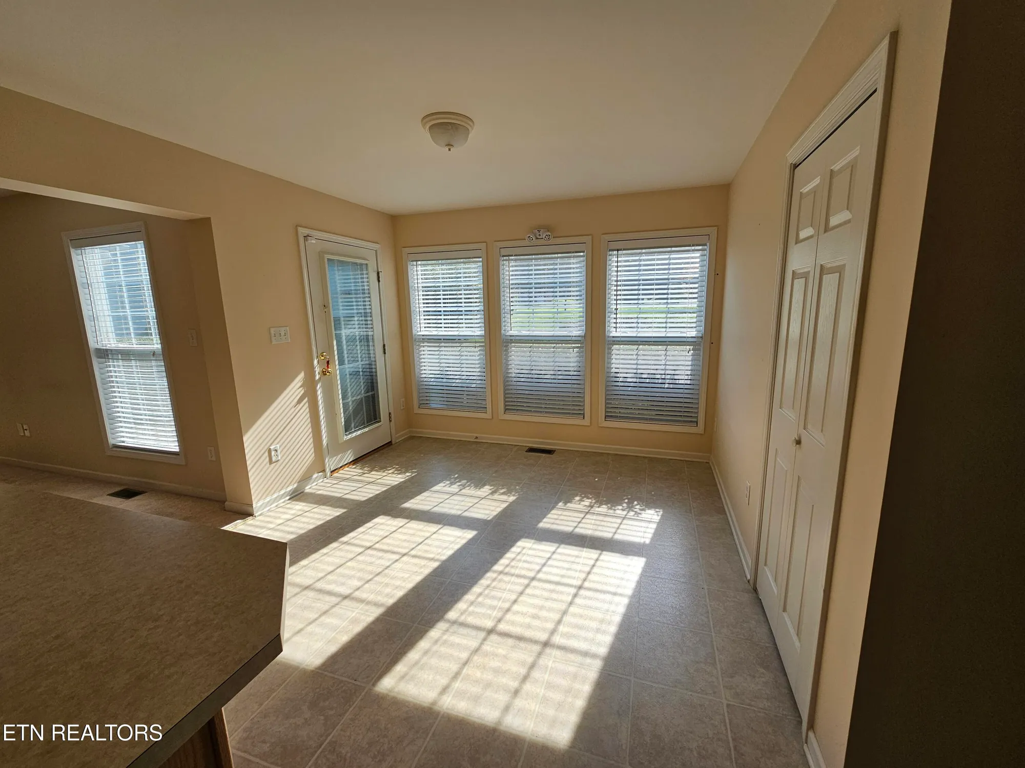 Property Slideshow image 8 of 19 | 208 kiowa pt, Loudon, TN, 37774