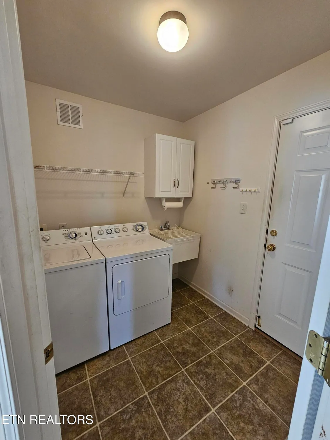 Property Slideshow image 9 of 19 | 208 kiowa pt, Loudon, TN, 37774