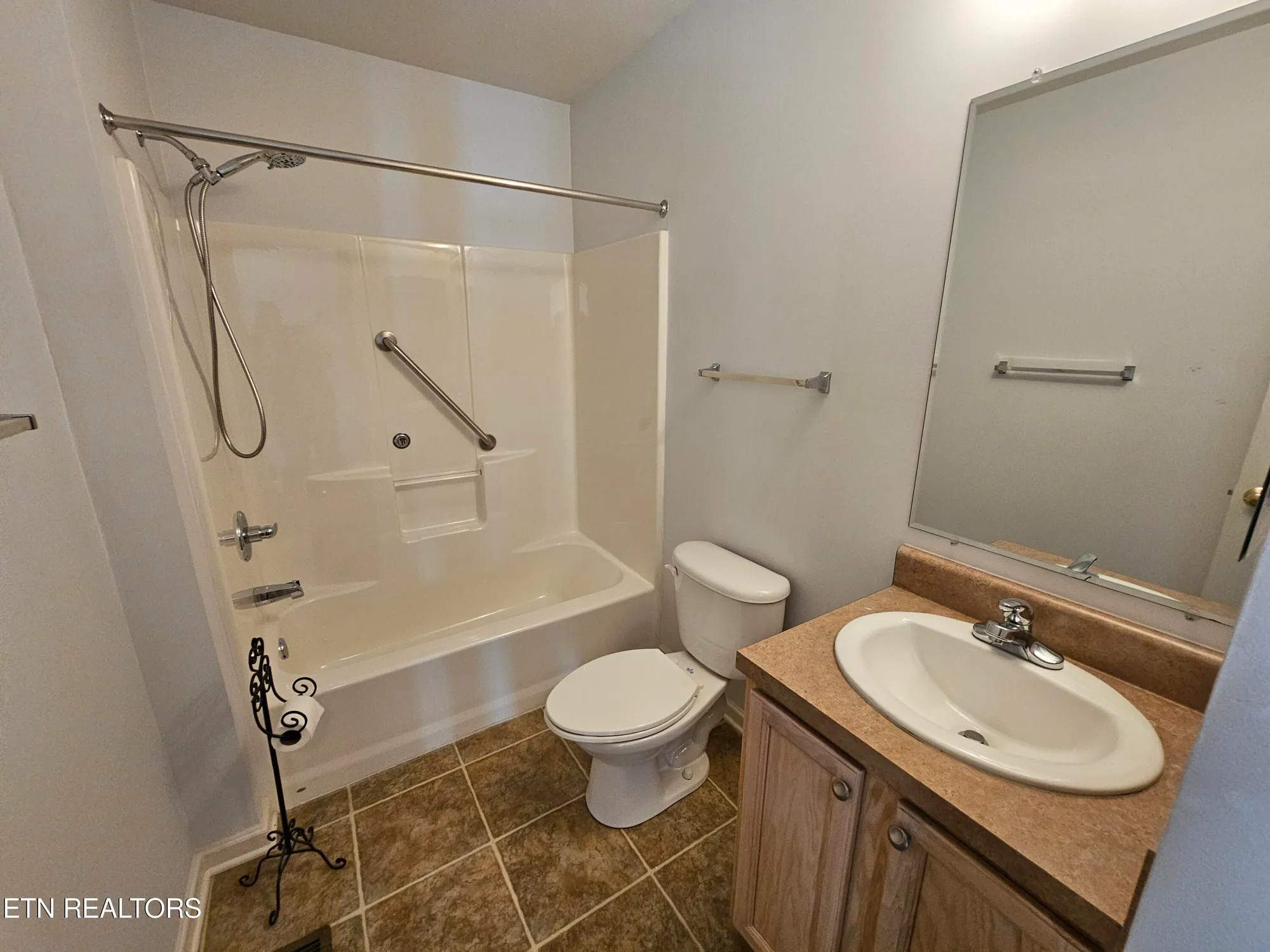 Property Slideshow image 15 of 19 | 208 kiowa pt, Loudon, TN, 37774