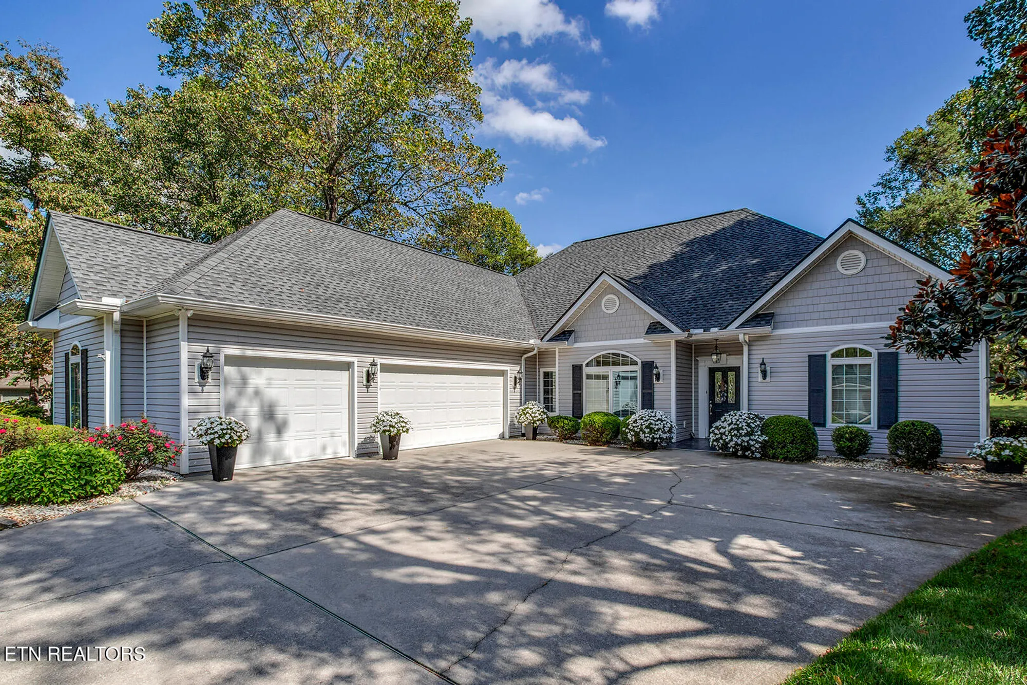 Property Slideshow image 4 of 58 | 223 oligi cir, Loudon, TN, 37774