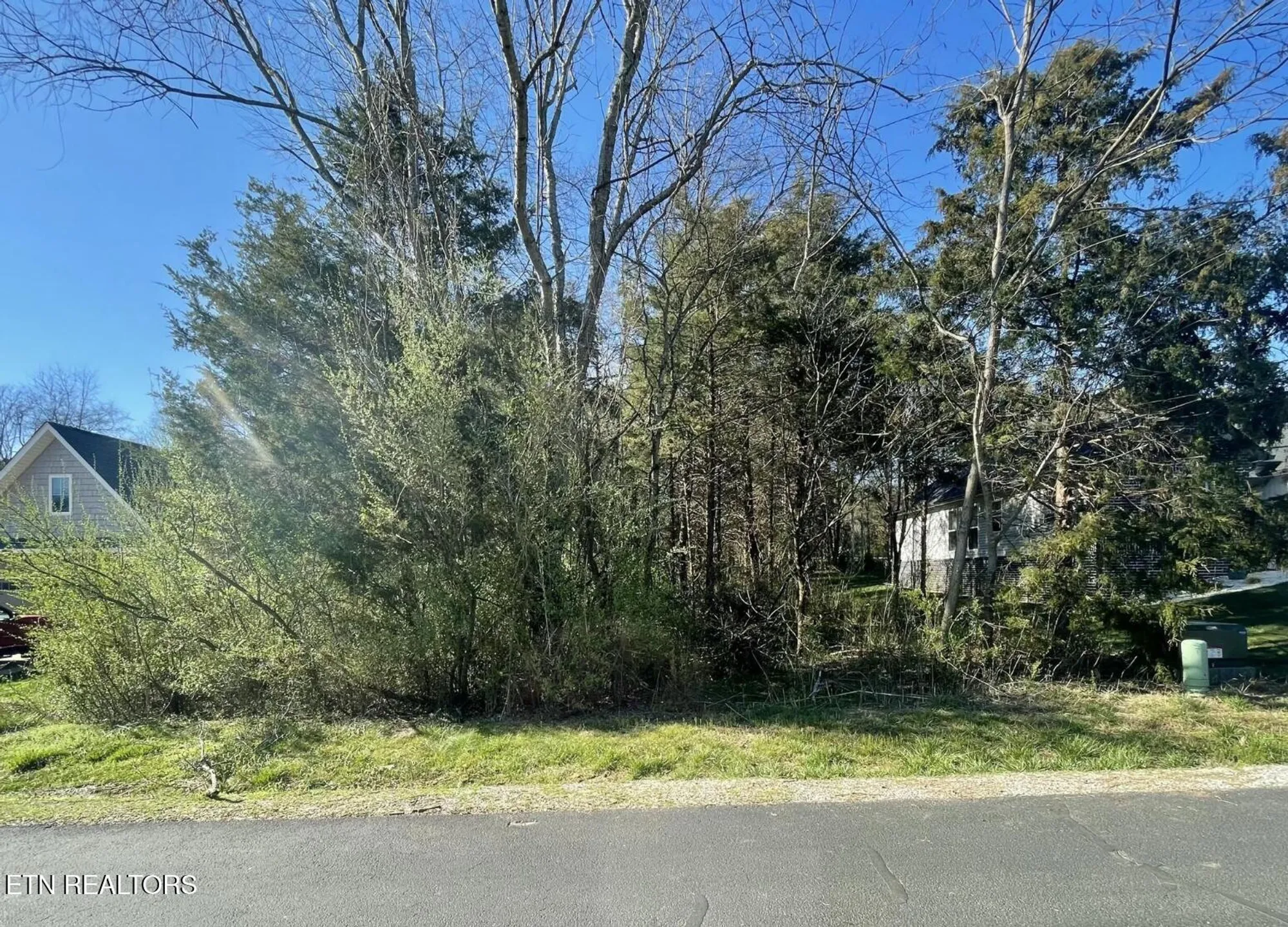 Property Slideshow image 11 of 13 | 120 tsuhdatsi way, Loudon, TN, 37774