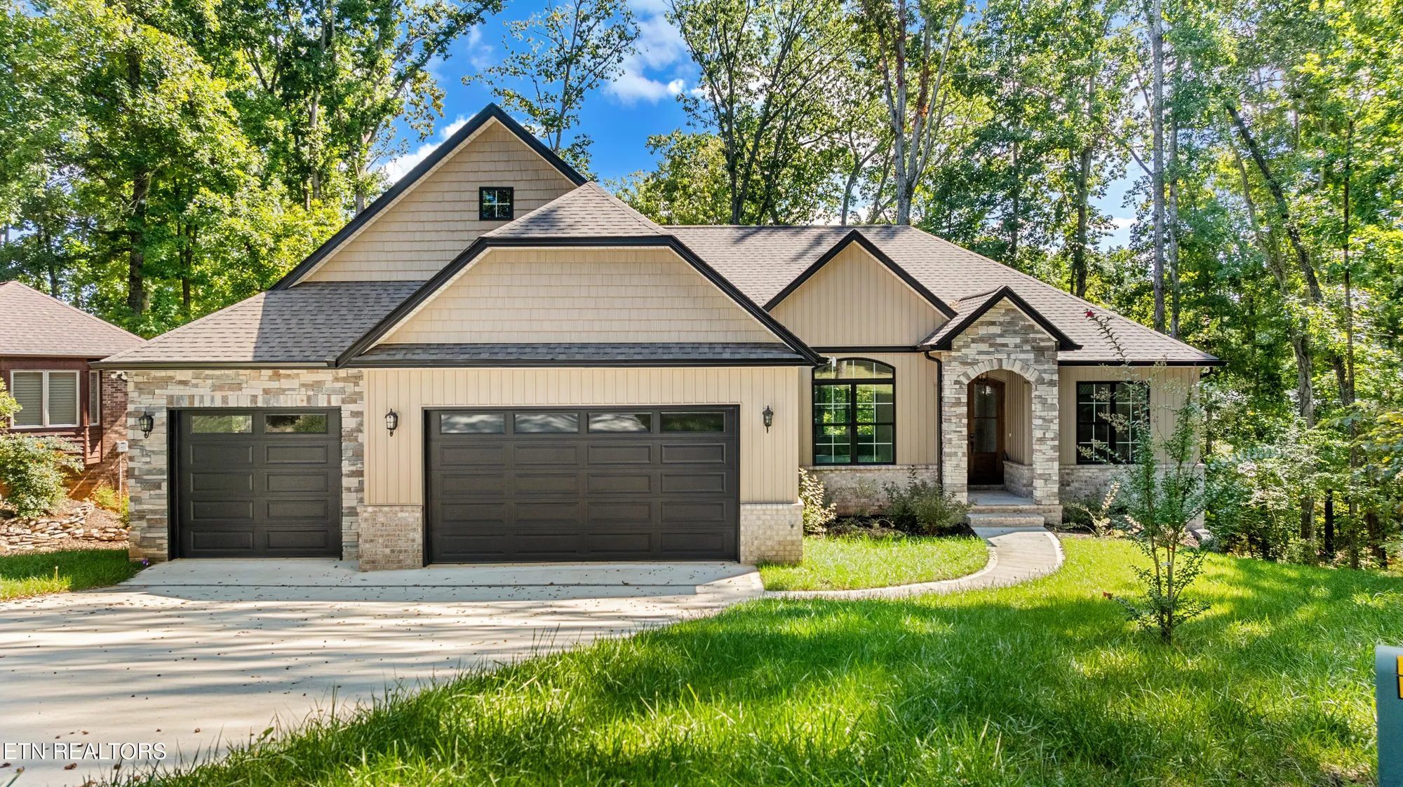 Property Slideshow image 1 of 39 | 207 inata trce, Loudon, TN, 37774