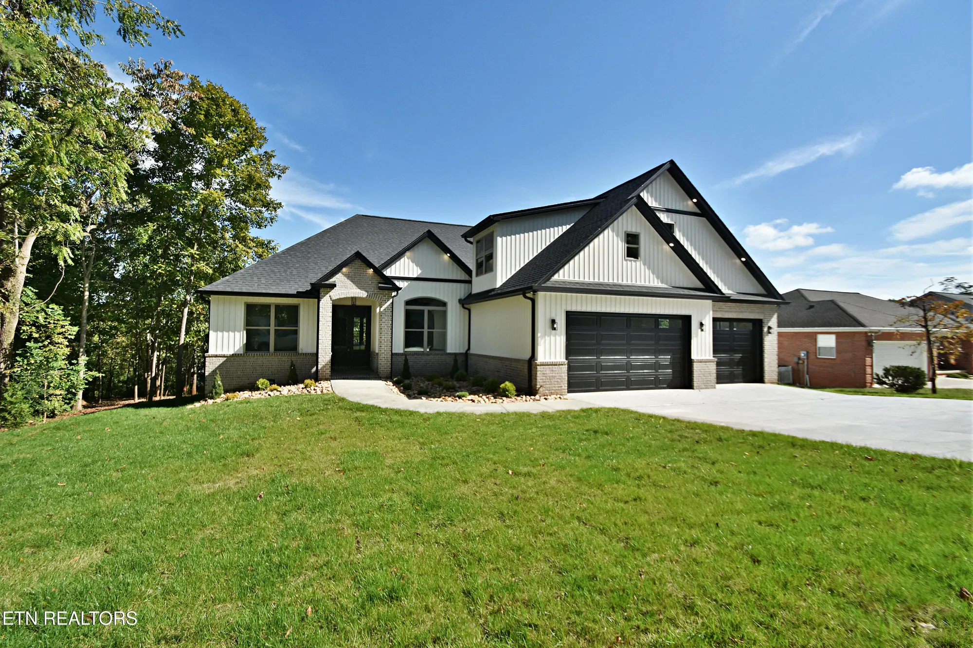 Property Slideshow image 2 of 49 | 207 walosi ln, Loudon, TN, 37774