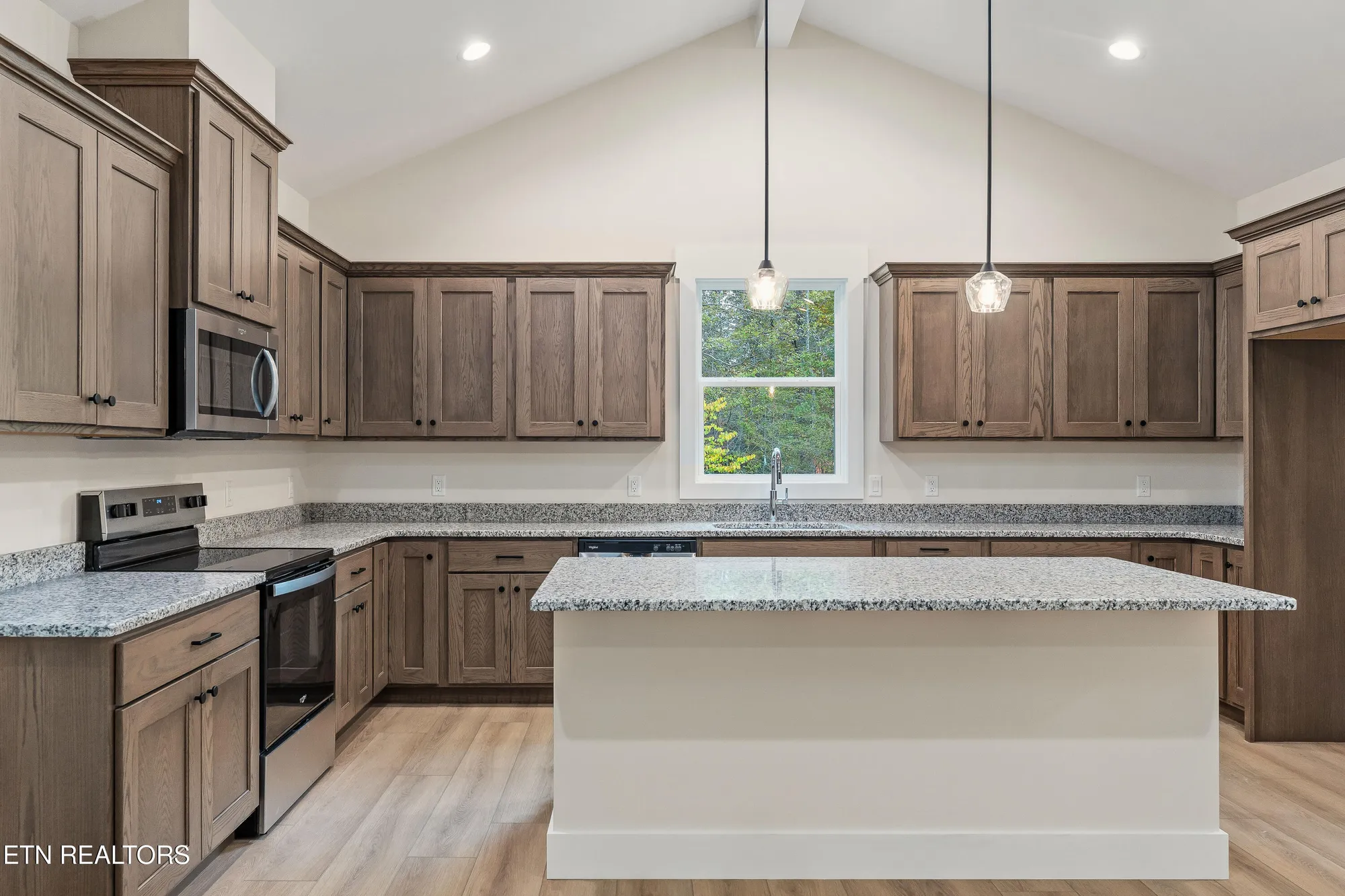 Property Slideshow image 11 of 37 | 160 hawes cir, Crossville, TN, 38558