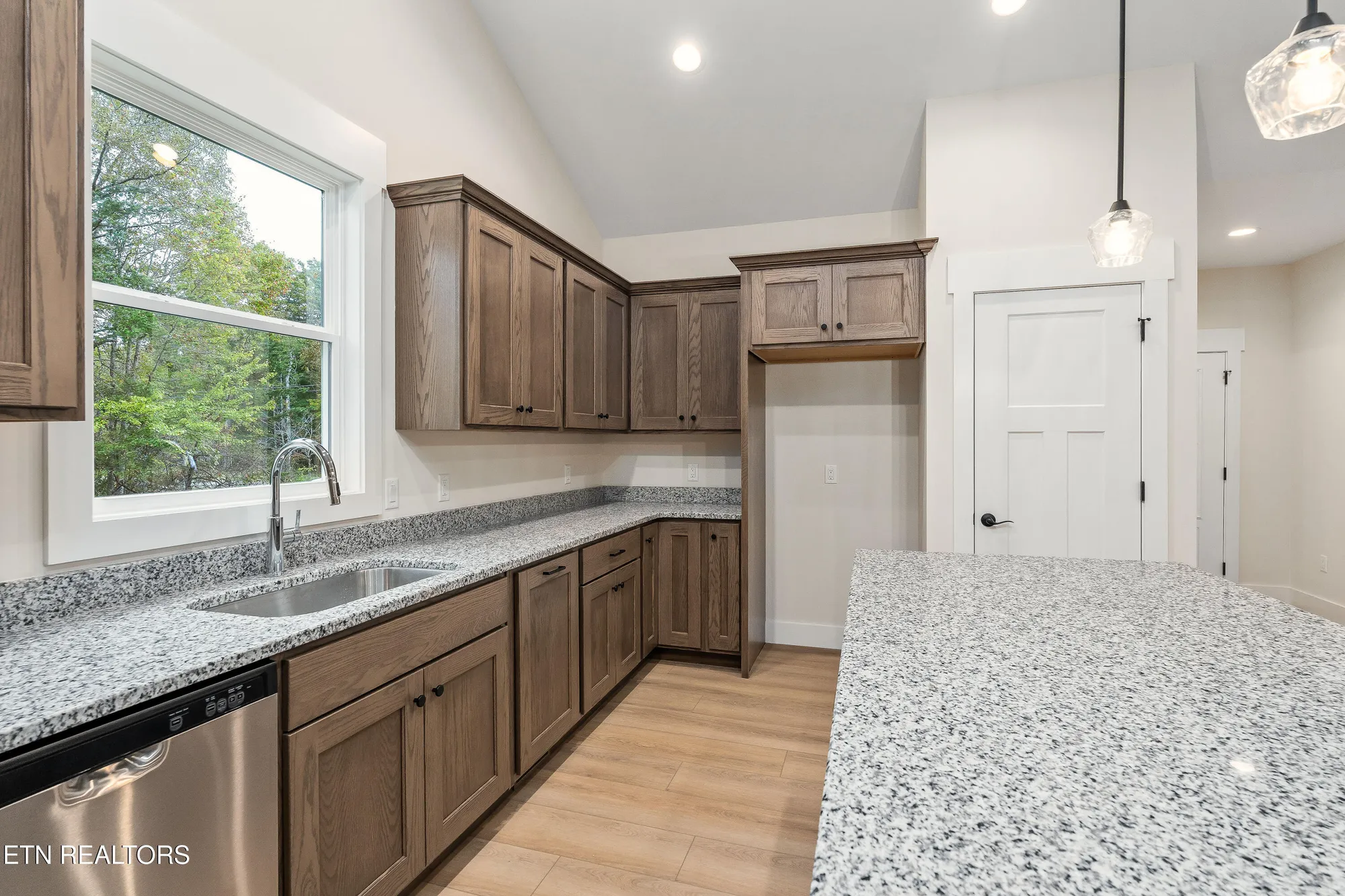 Property Slideshow image 12 of 37 | 160 hawes cir, Crossville, TN, 38558