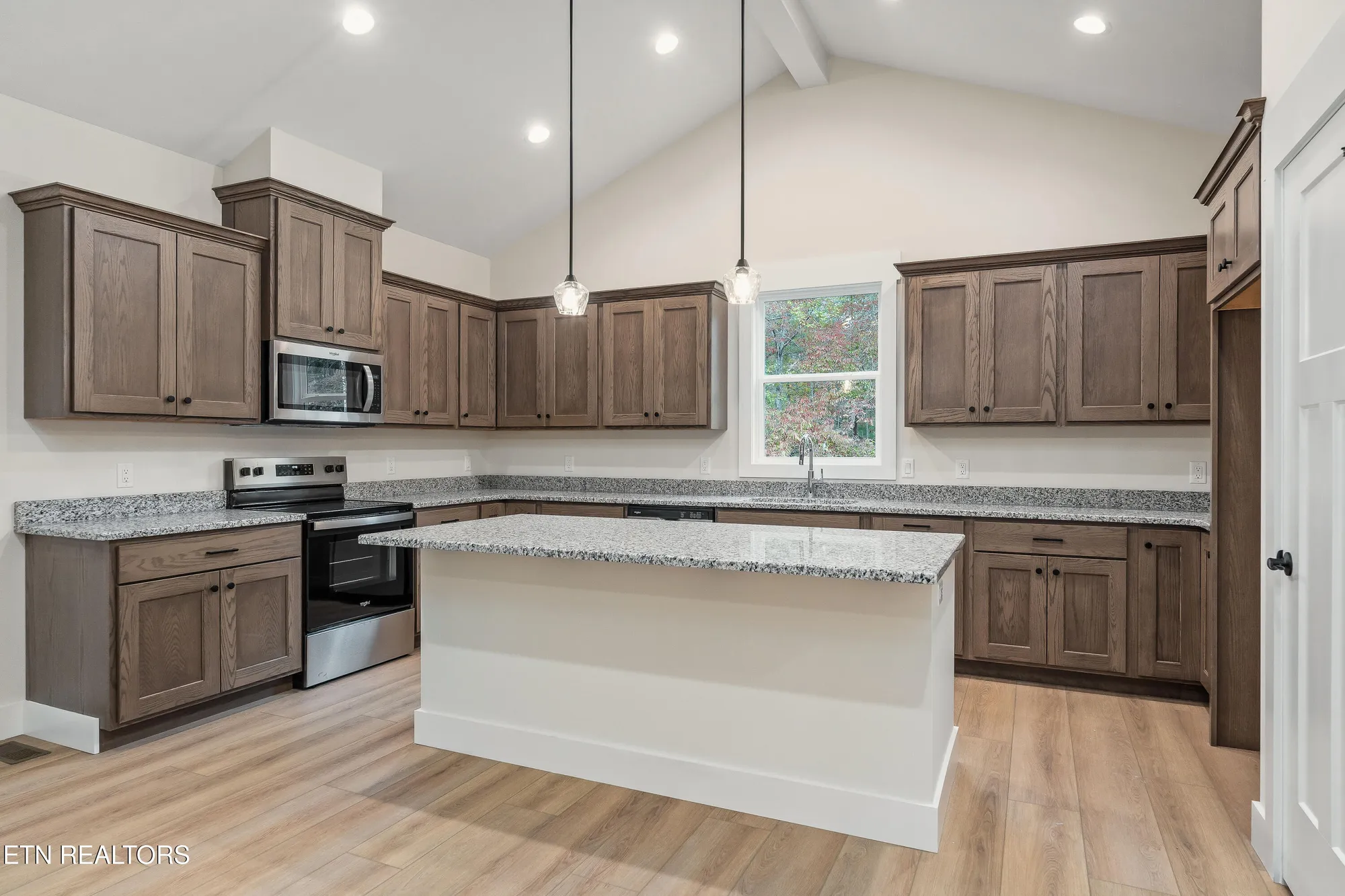 Property Slideshow image 10 of 37 | 160 hawes cir, Crossville, TN, 38558