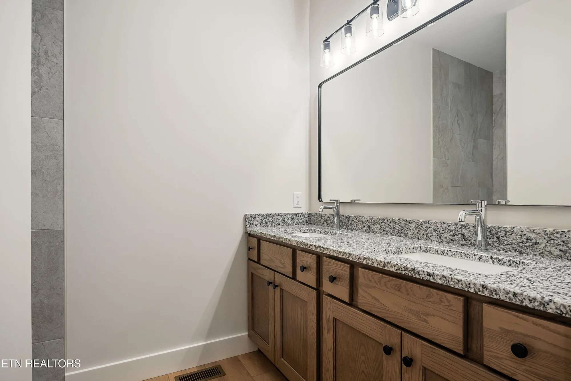 Property Slideshow image 20 of 37 | 160 hawes cir, Crossville, TN, 38558