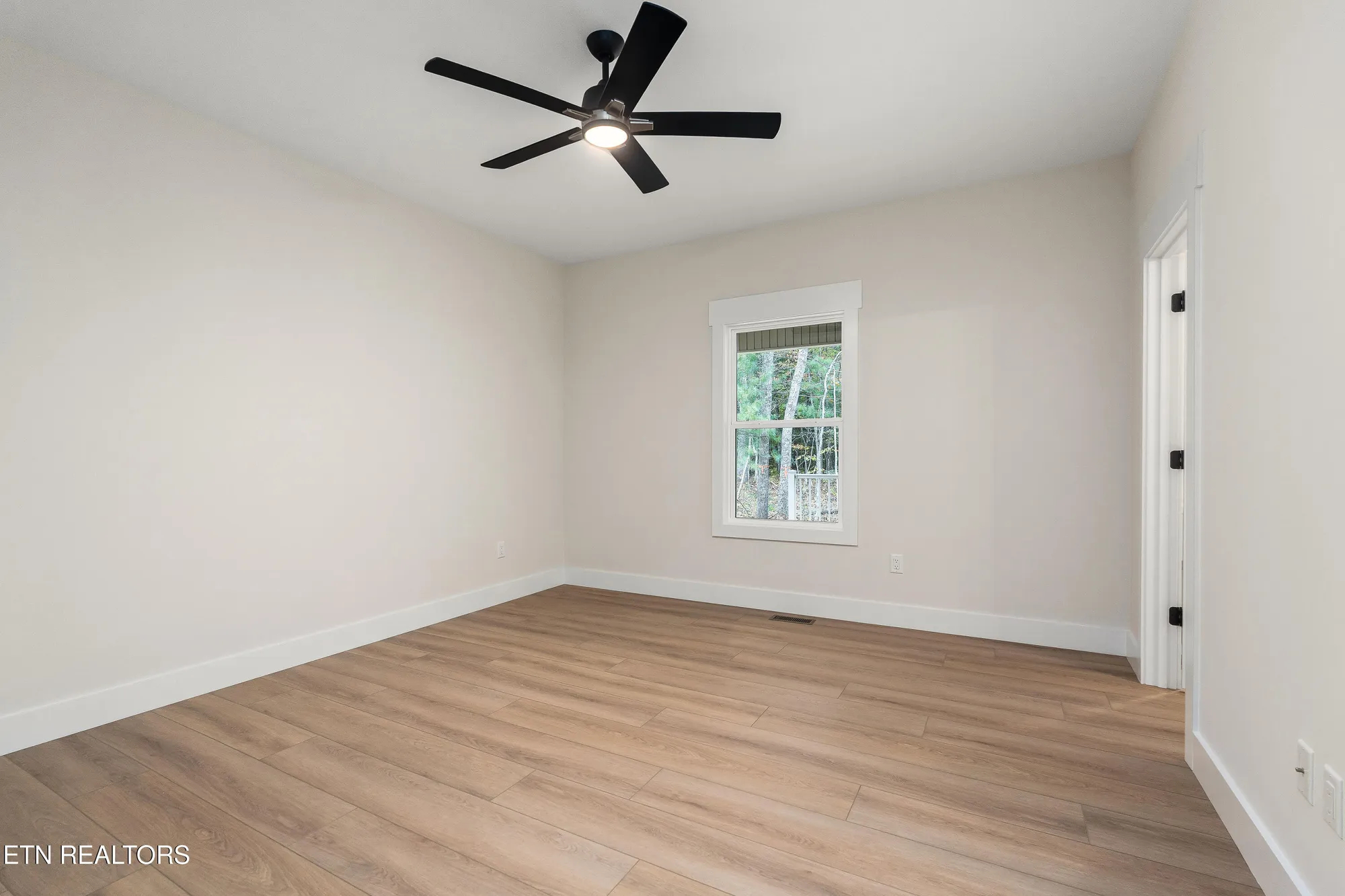 Property Slideshow image 18 of 37 | 160 hawes cir, Crossville, TN, 38558