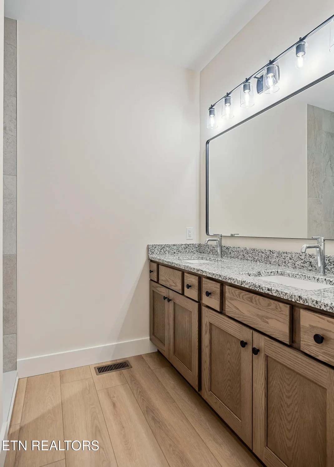 Property Slideshow image 21 of 37 | 160 hawes cir, Crossville, TN, 38558