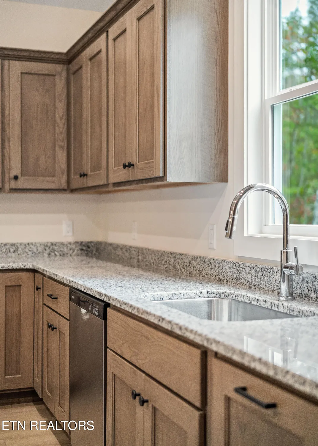 Property Slideshow image 14 of 37 | 160 hawes cir, Crossville, TN, 38558