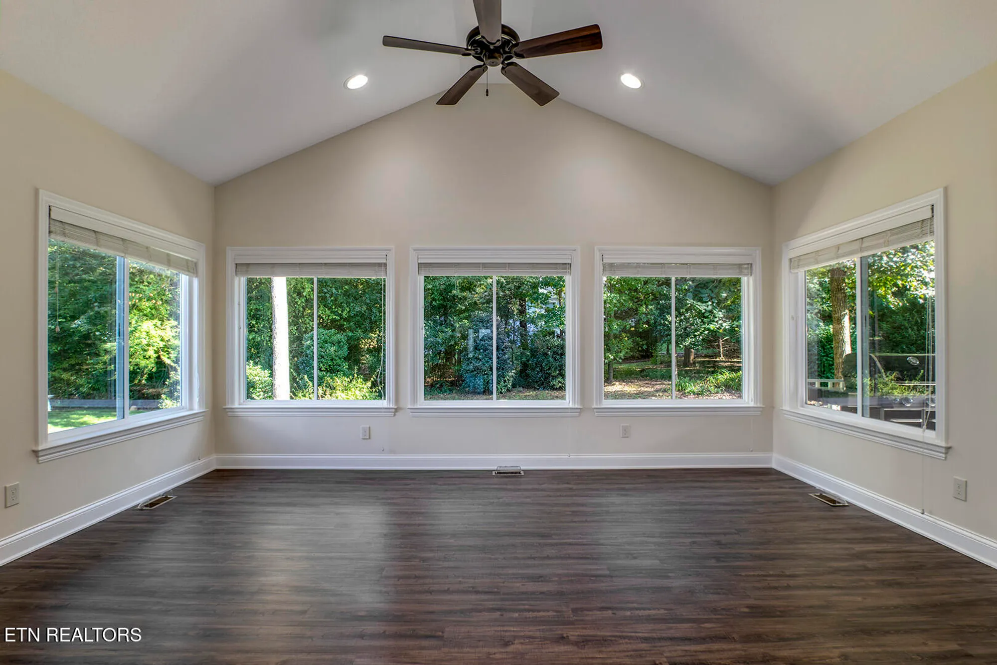 Property Slideshow image 10 of 48 | 184 saloli way, Loudon, TN, 37774