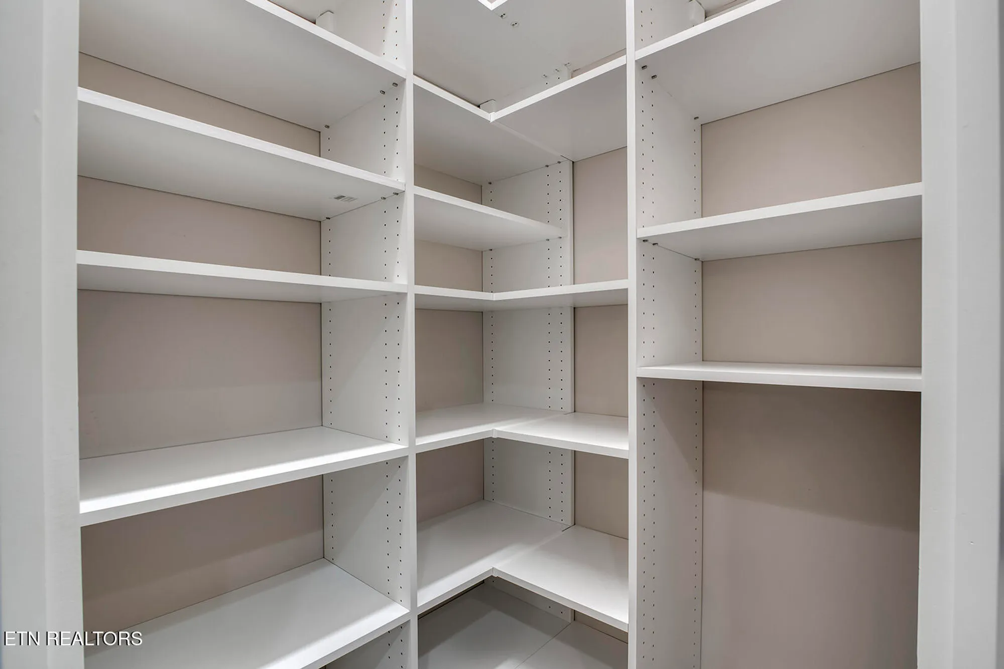 Property Slideshow image 19 of 48 | 184 saloli way, Loudon, TN, 37774