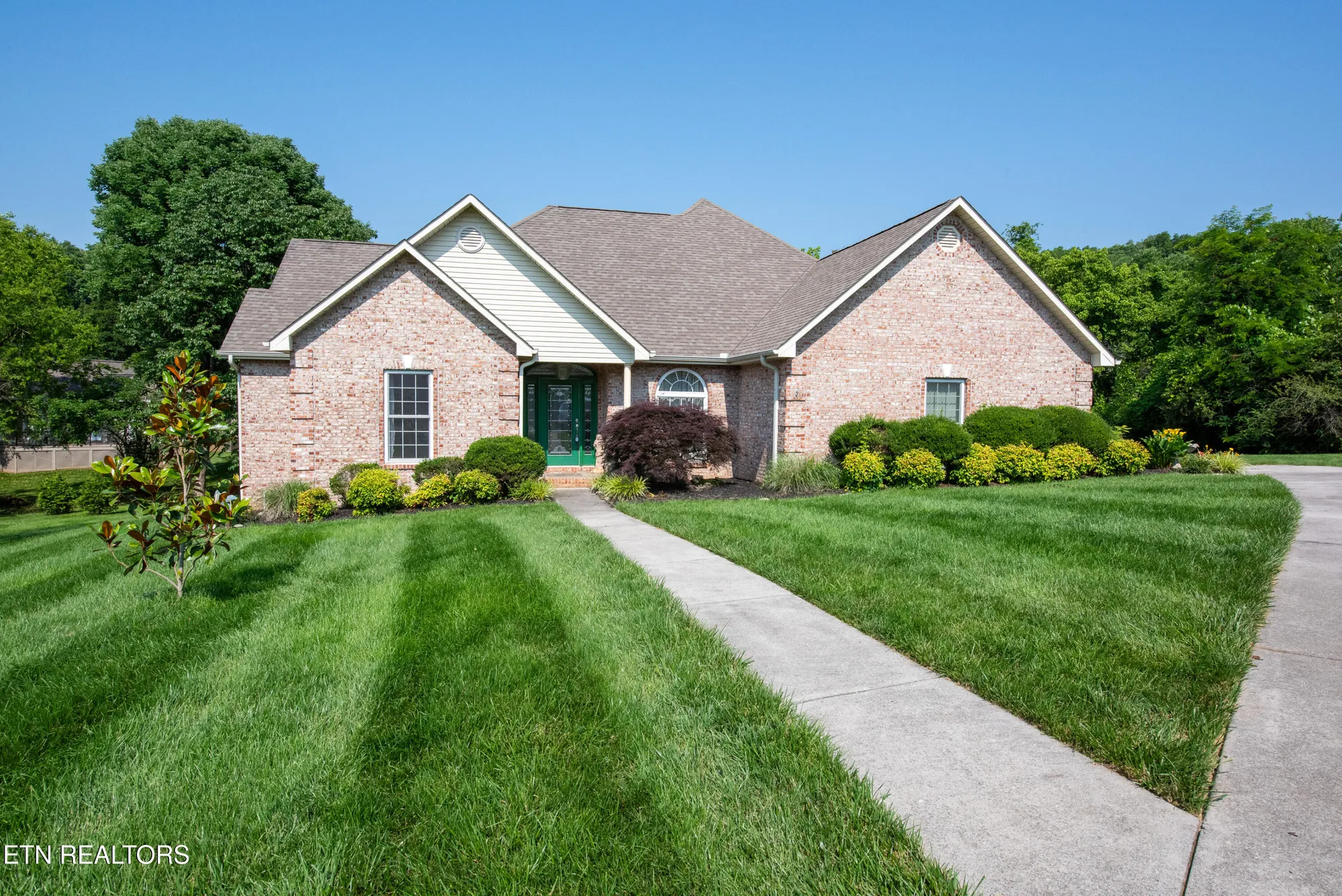 Property Slideshow image 1 of 49 | 210 oologila pl, Loudon, TN, 37774