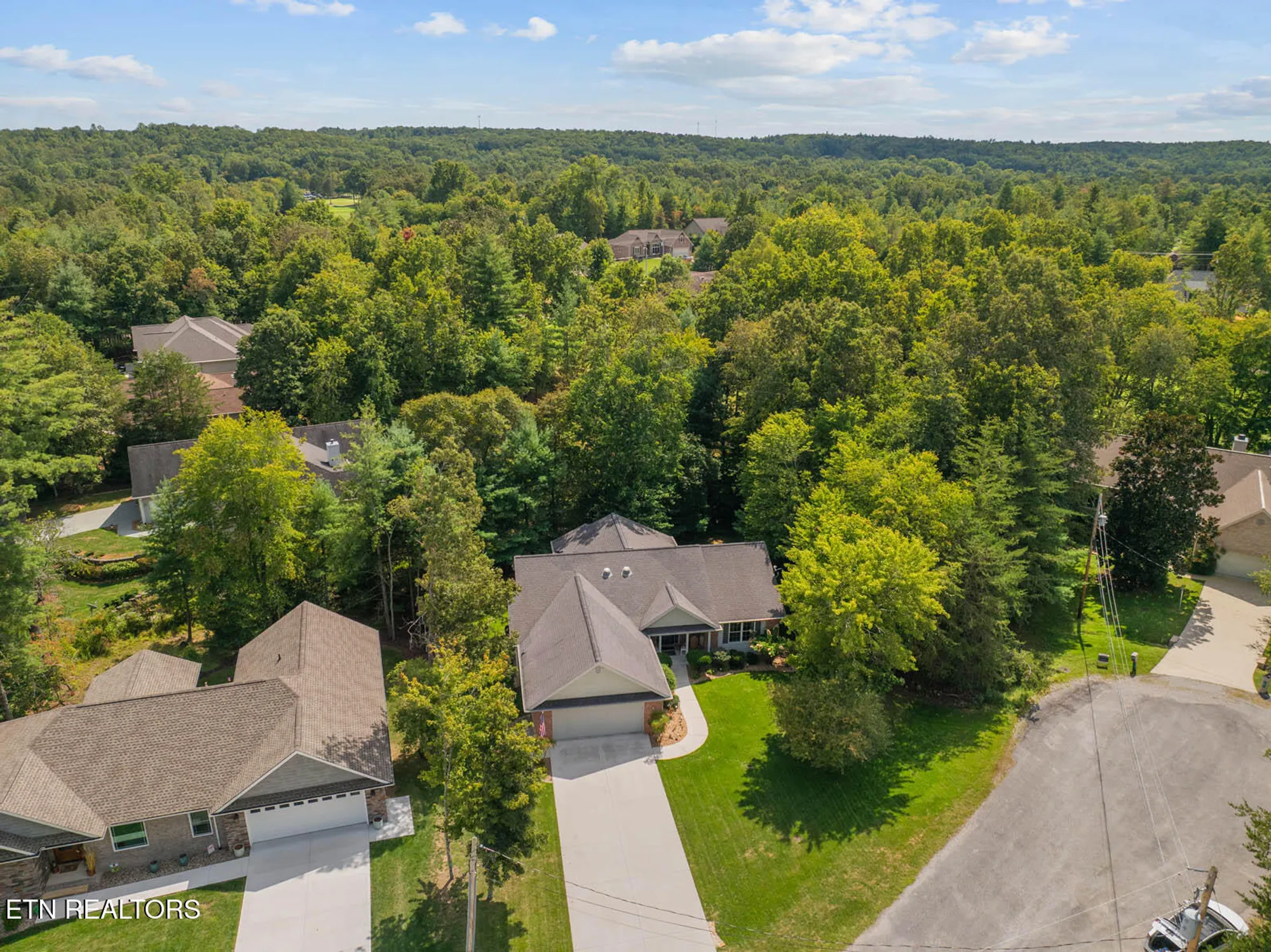 Property Slideshow image 2 of 58 | 13 kenwood ct, Crossville, TN, 38558