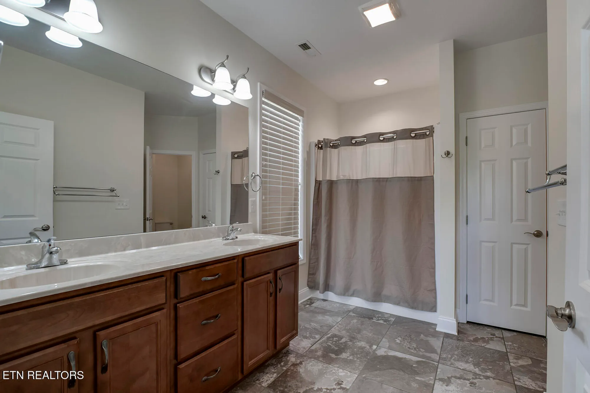 Property Slideshow image 29 of 54 | 134 daleyuhski way, Loudon, TN, 37774