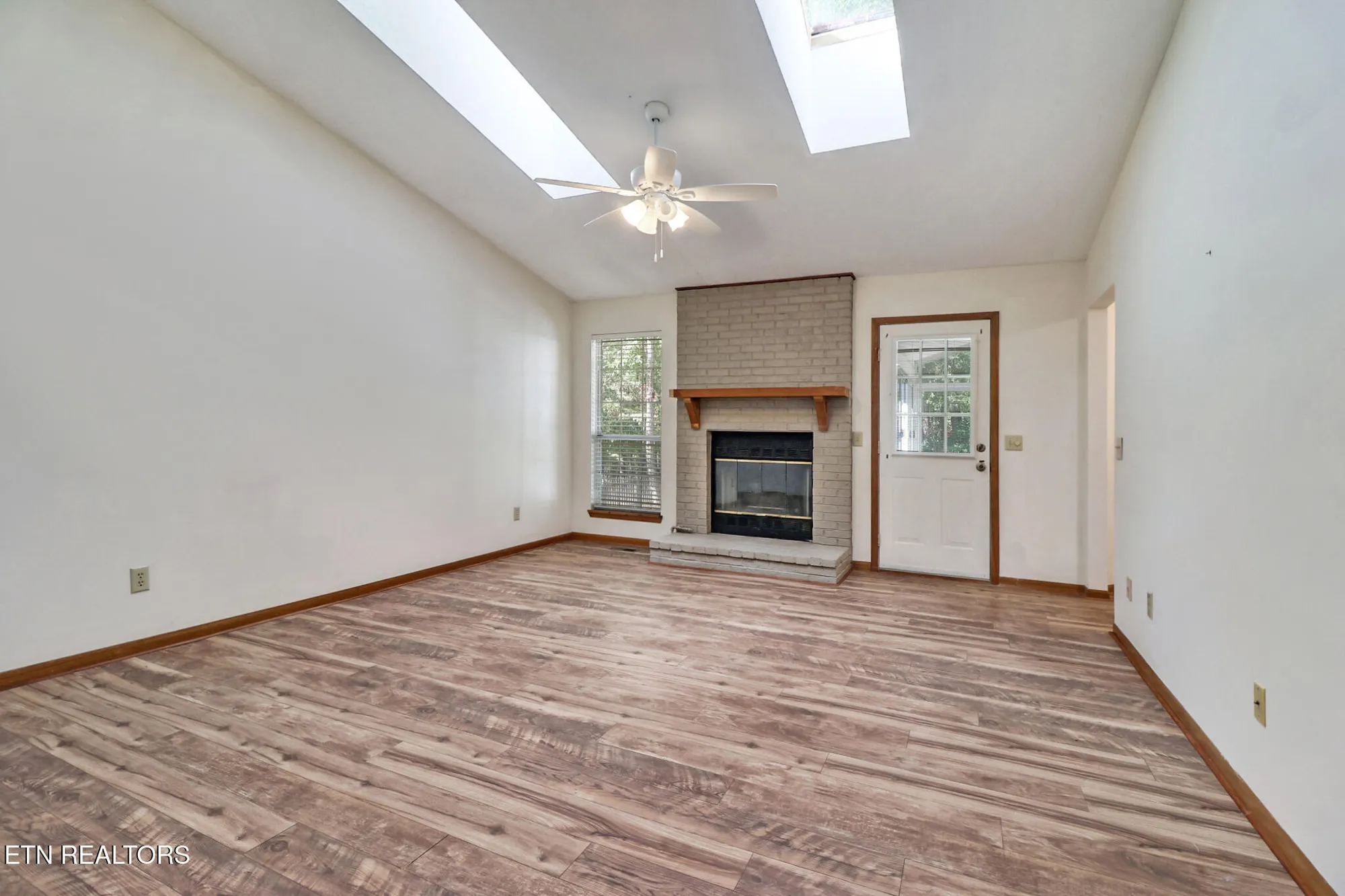 Property Slideshow image 4 of 27 | 309 lakeview dr, Crossville, TN, 38558