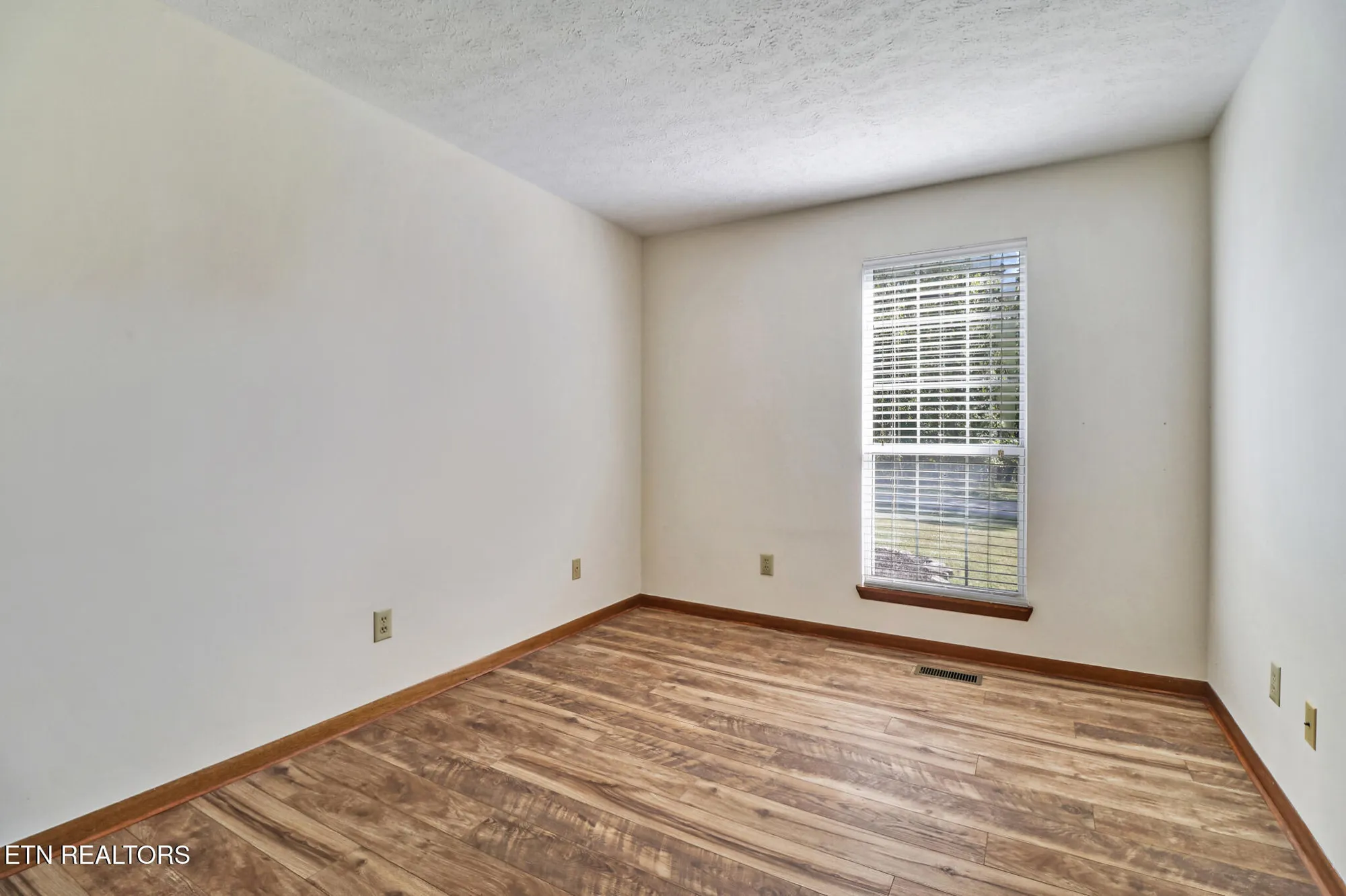 Property Slideshow image 13 of 27 | 309 lakeview dr, Crossville, TN, 38558