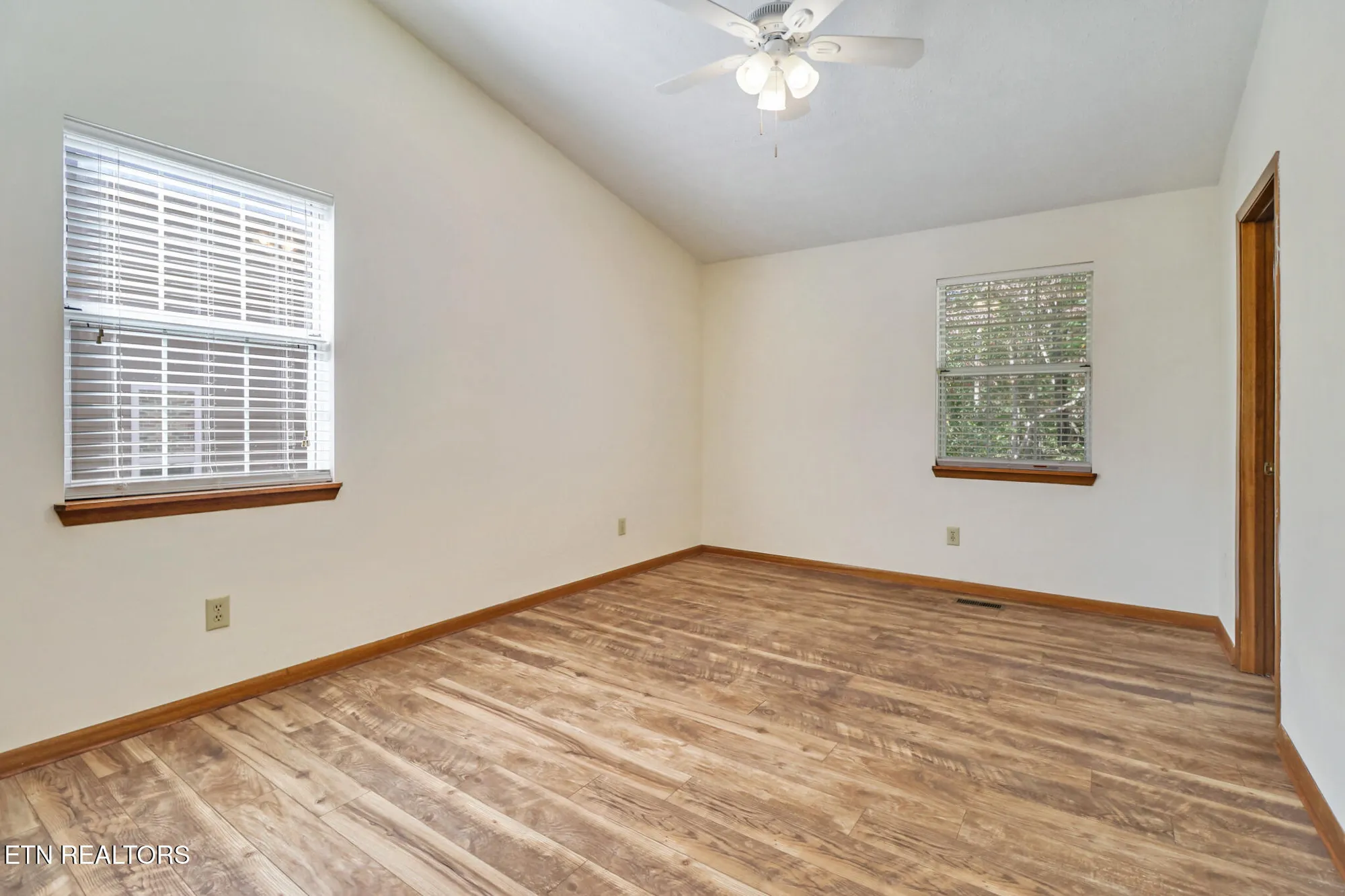 Property Slideshow image 10 of 27 | 309 lakeview dr, Crossville, TN, 38558