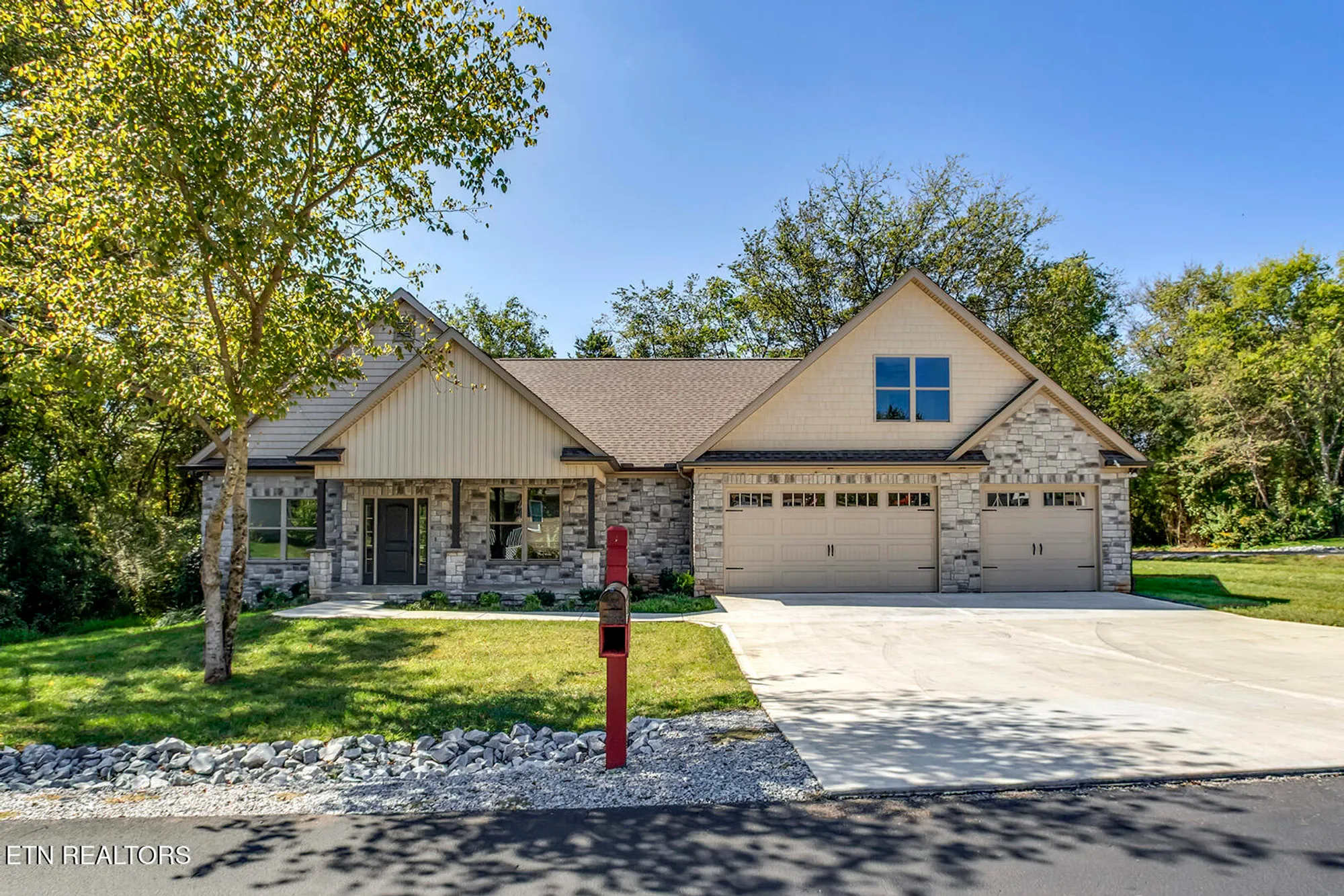 Property Slideshow image 1 of 58 | 172 utsesti way, Loudon, TN, 37774