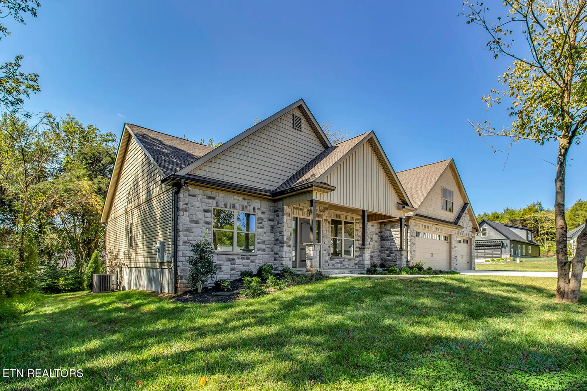 Property Slideshow image 2 of 58 | 172 utsesti way, Loudon, TN, 37774