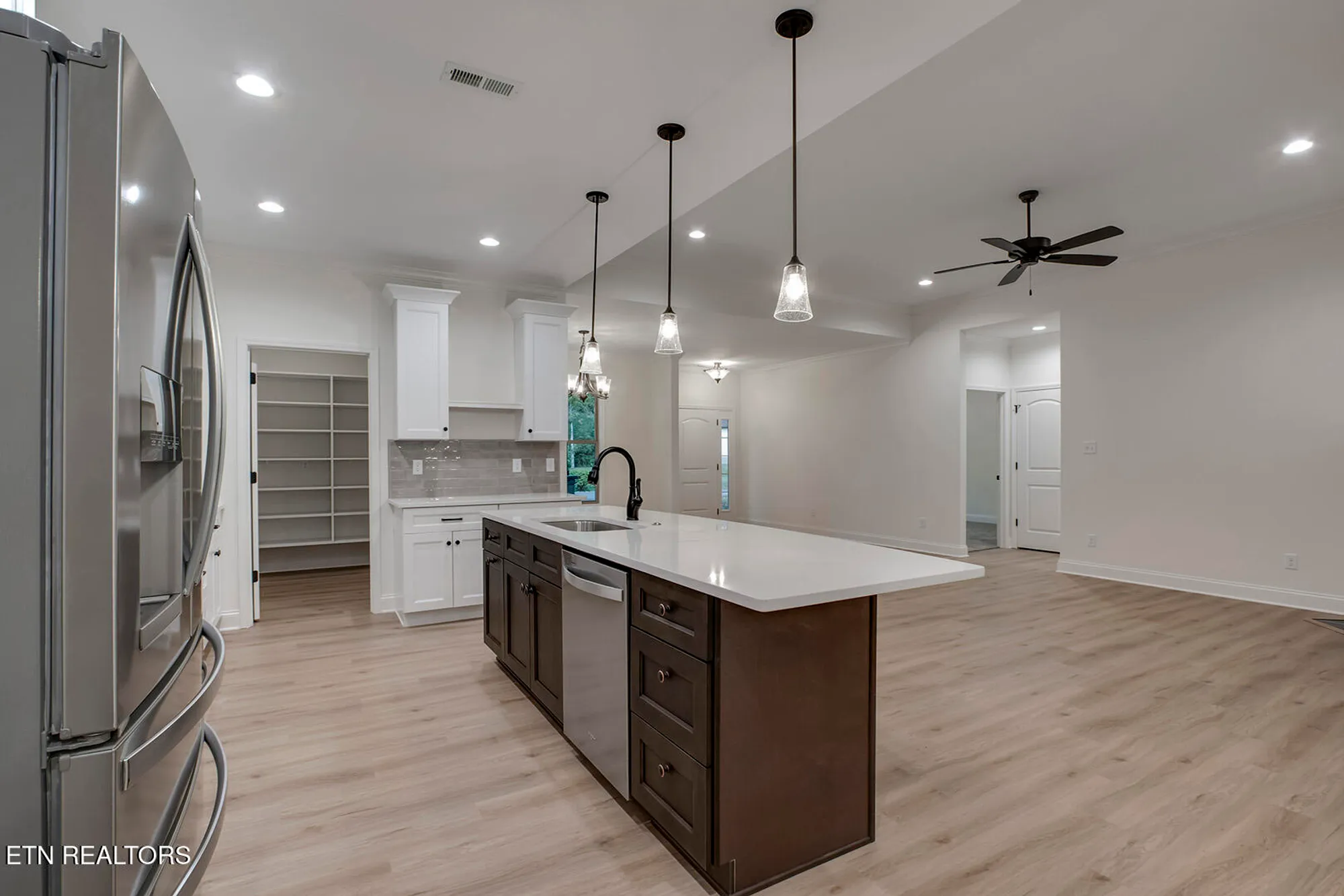 Property Slideshow image 14 of 58 | 172 utsesti way, Loudon, TN, 37774