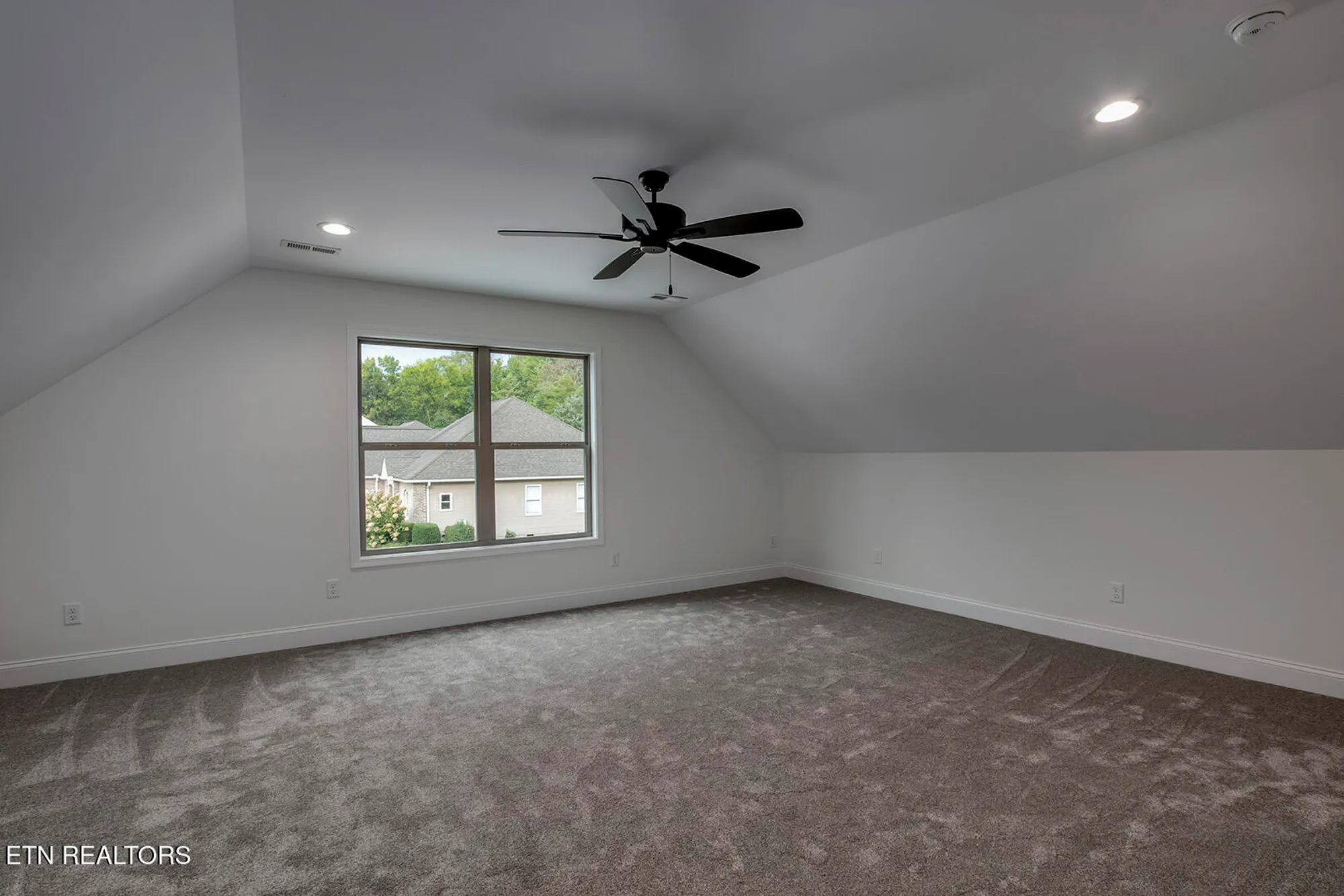 Property Slideshow image 43 of 58 | 172 utsesti way, Loudon, TN, 37774