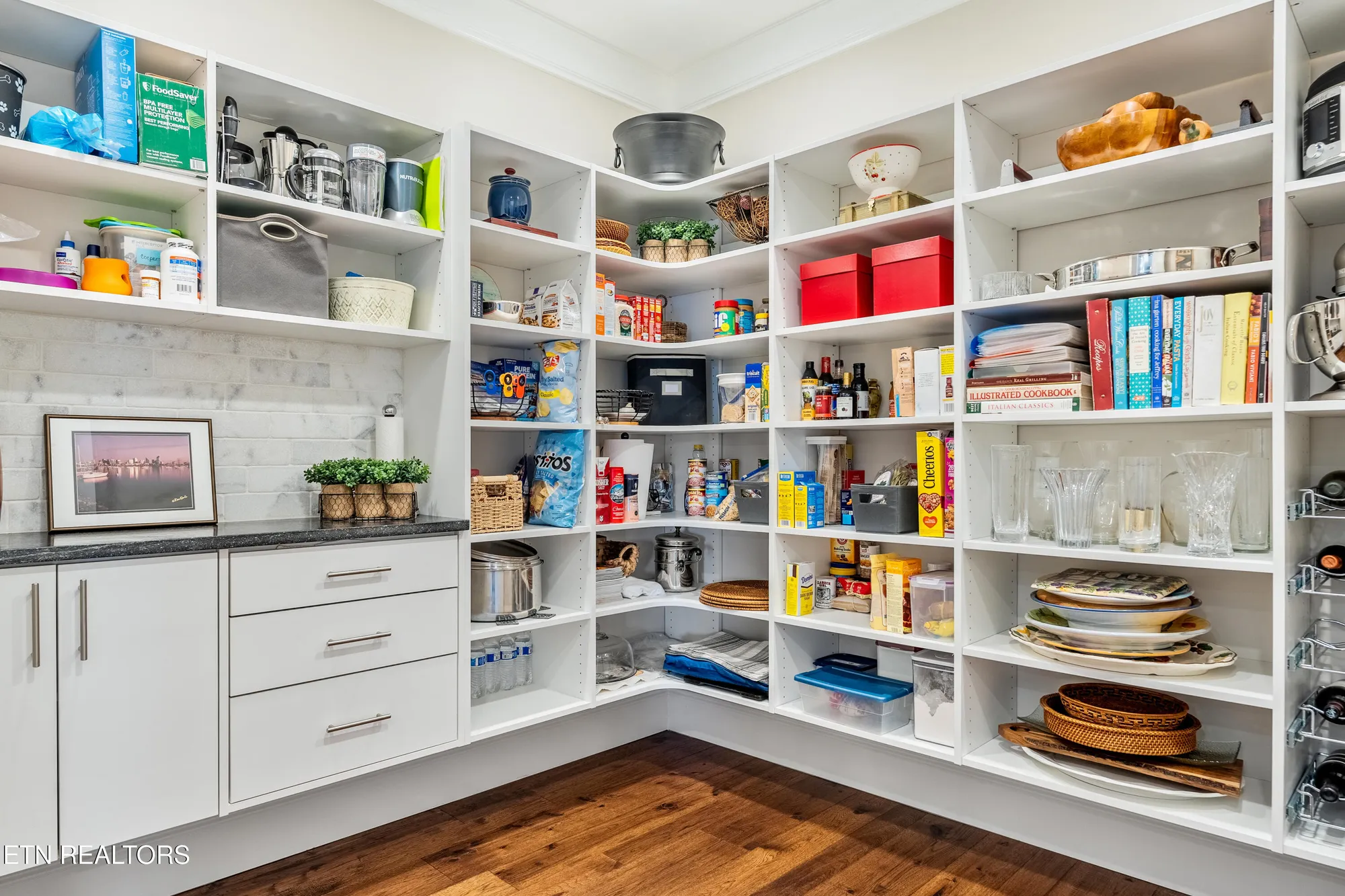 Property Slideshow image 26 of 49 | 320 watercrest dr, Vonore, TN, 37885