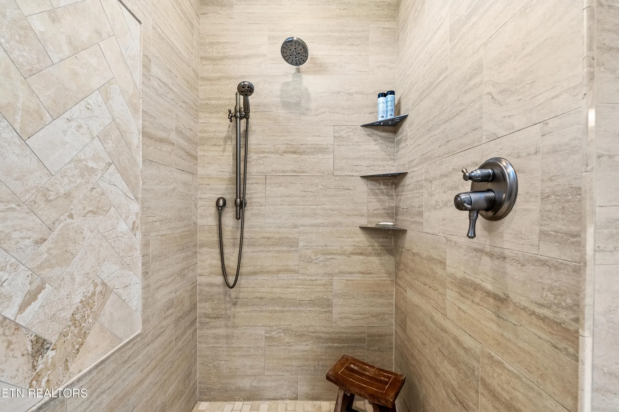 Property Slideshow image 23 of 49 | 320 watercrest dr, Vonore, TN, 37885