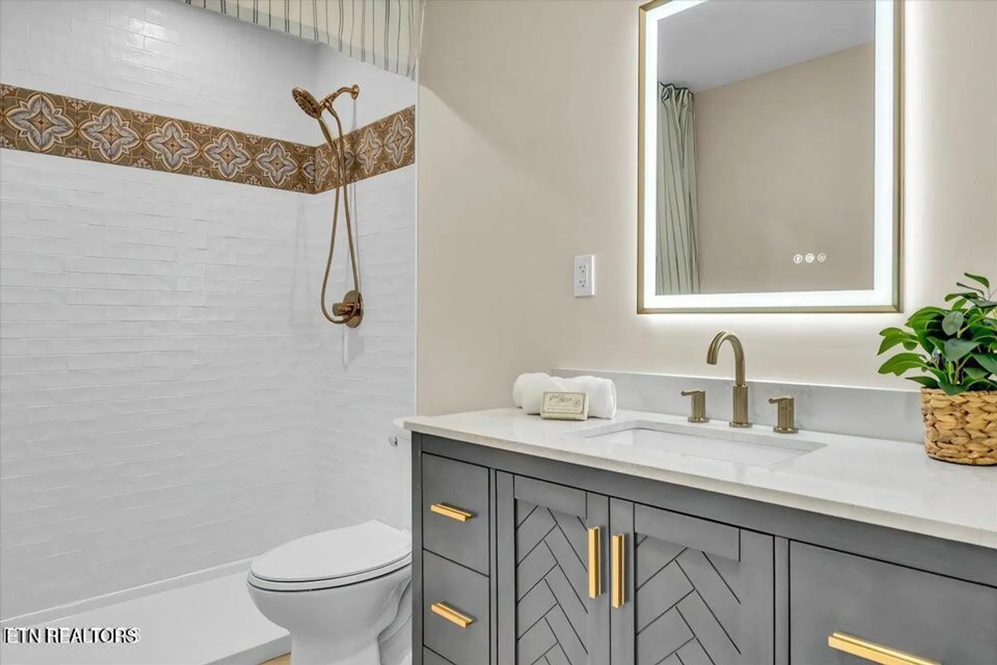 Property Slideshow image 18 of 34 | 143 inata cir, Loudon, TN, 37774