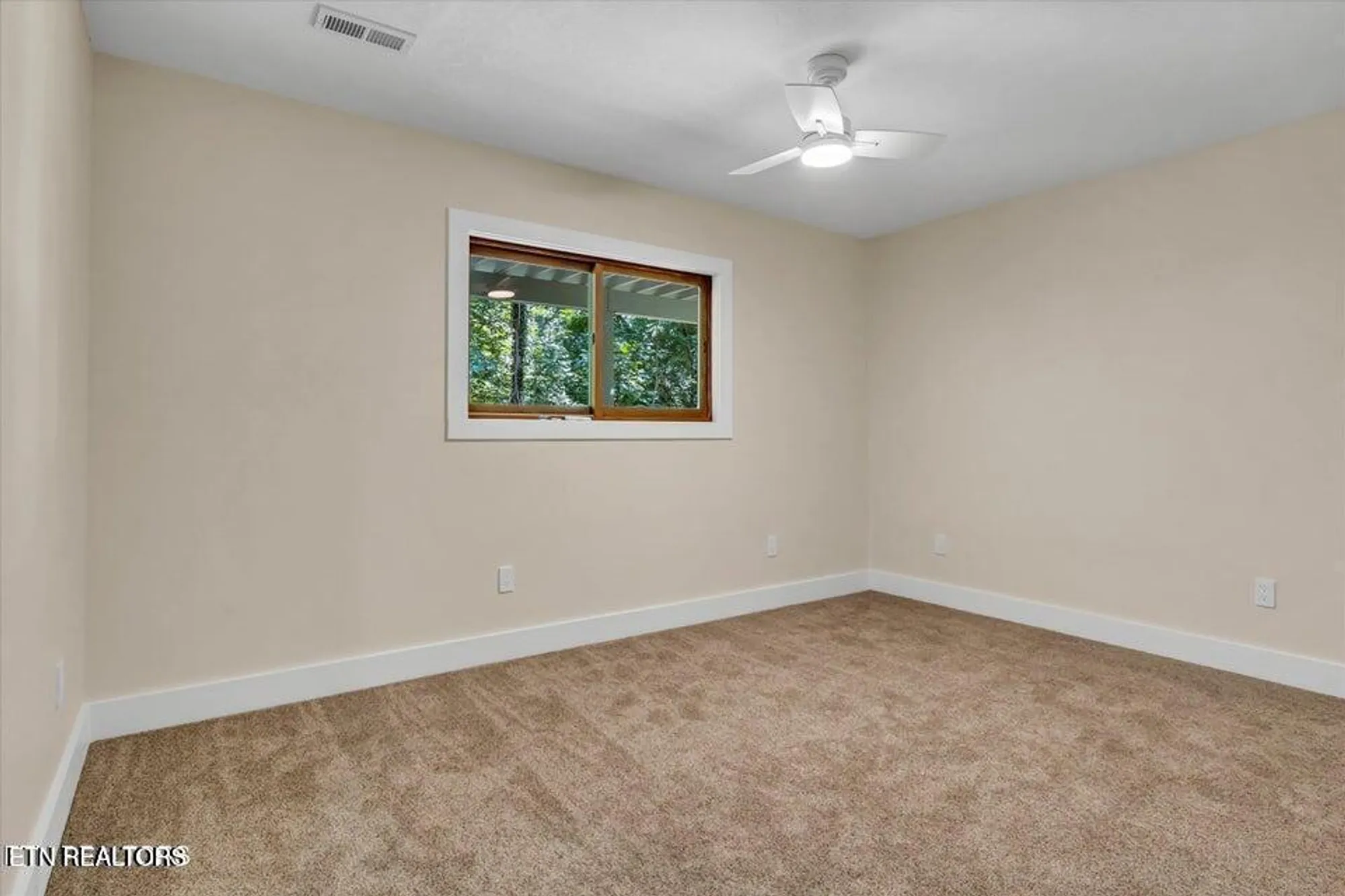 Property Slideshow image 23 of 34 | 143 inata cir, Loudon, TN, 37774