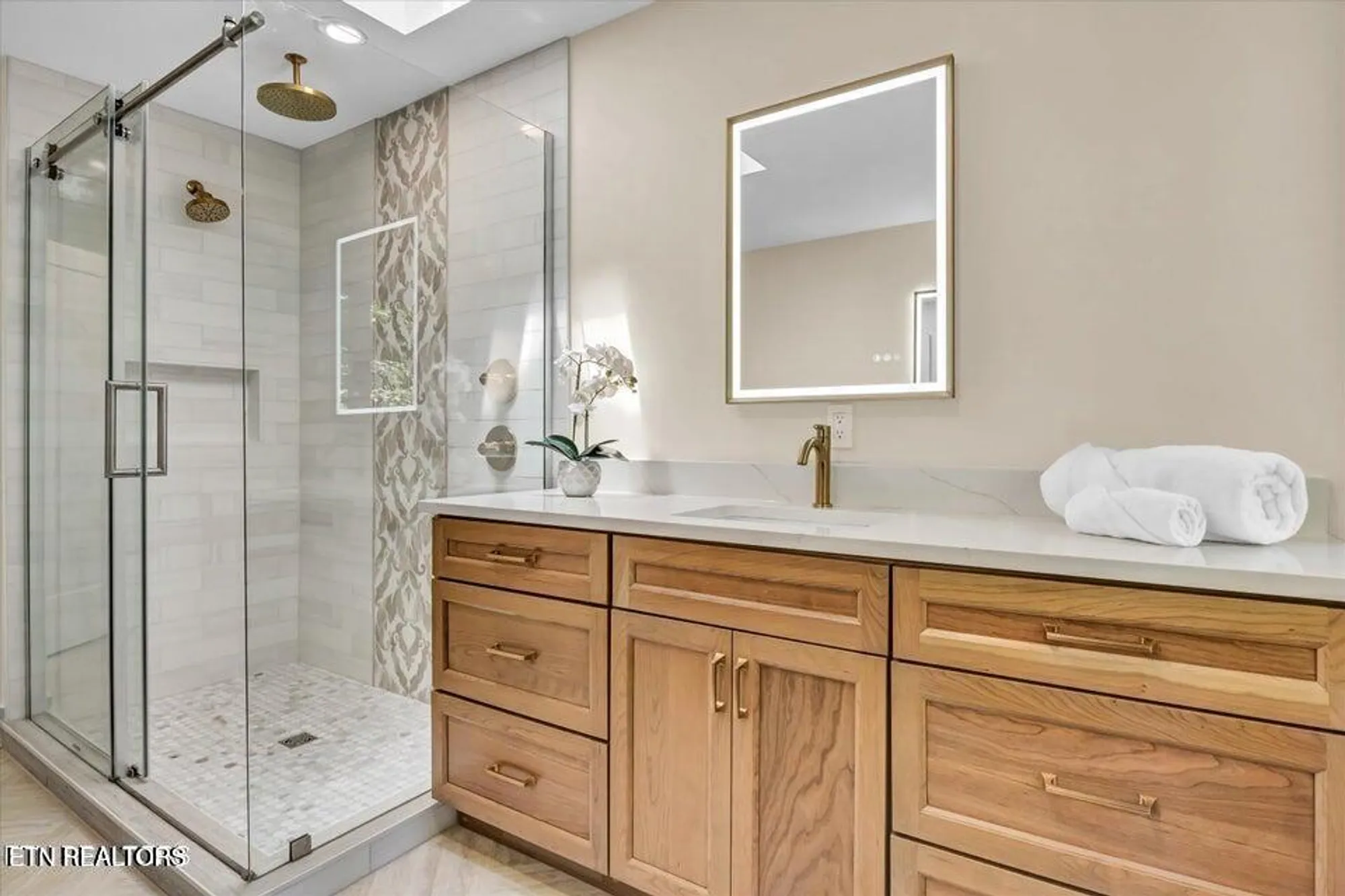 Property Slideshow image 16 of 34 | 143 inata cir, Loudon, TN, 37774